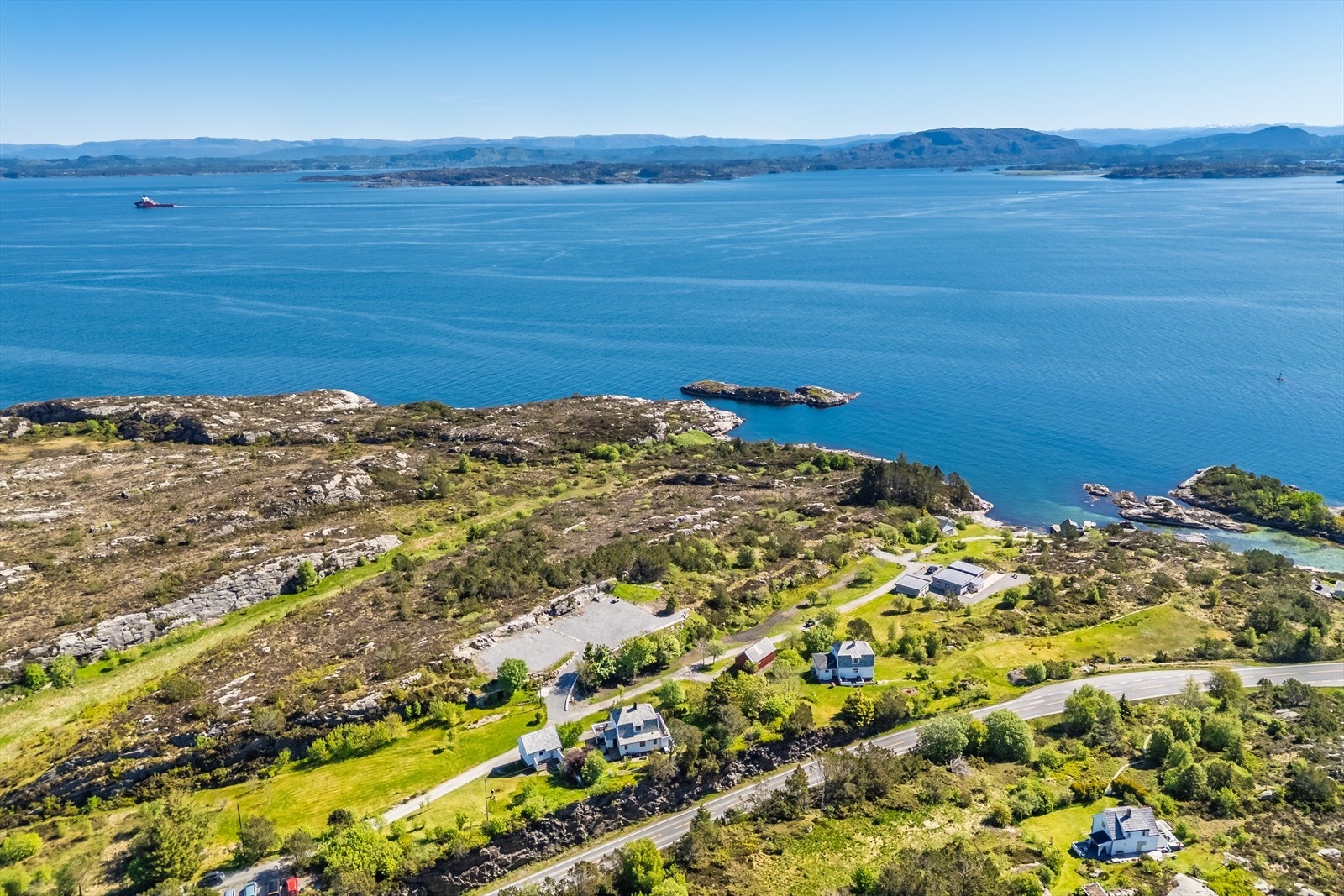 Tomten ligger landlig til i naturskjønne omgivelser sør for Tjeldstø. Galleribilde