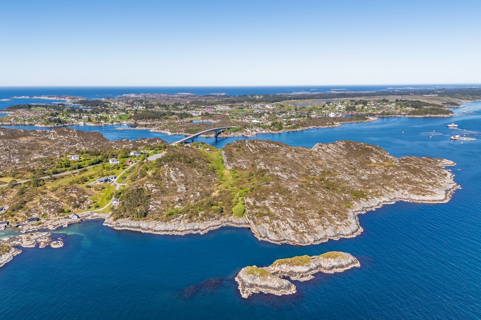 Det er skoler- og barnehager innenfor kort avstand og busstopp innenfor 5 minutters gangavstand. Galleribilde