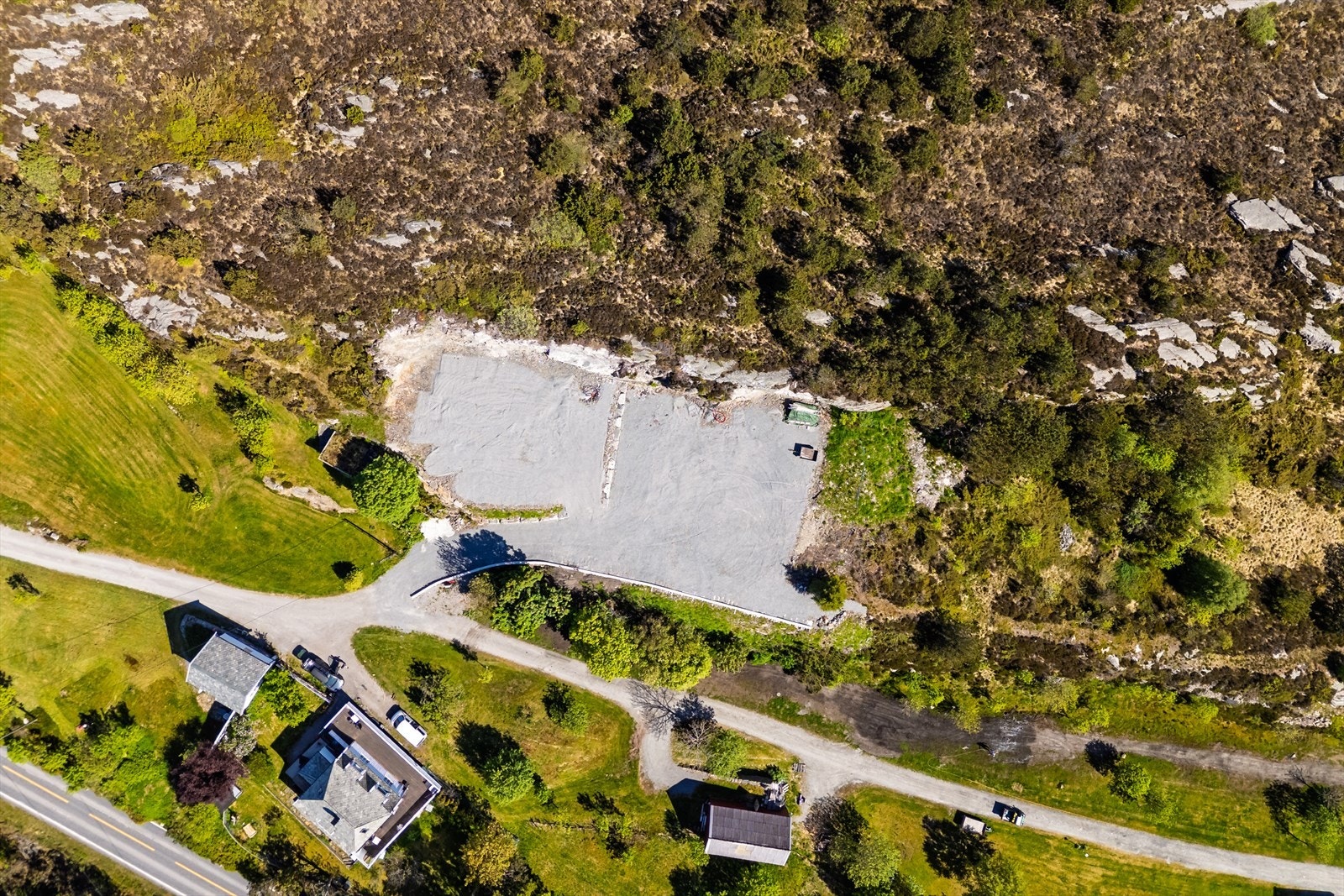 Det foreligger tillatelse til avkjørsel fra Statens Vegvesen og til påkobling på offentlig vannverk og utslipp. Galleribilde