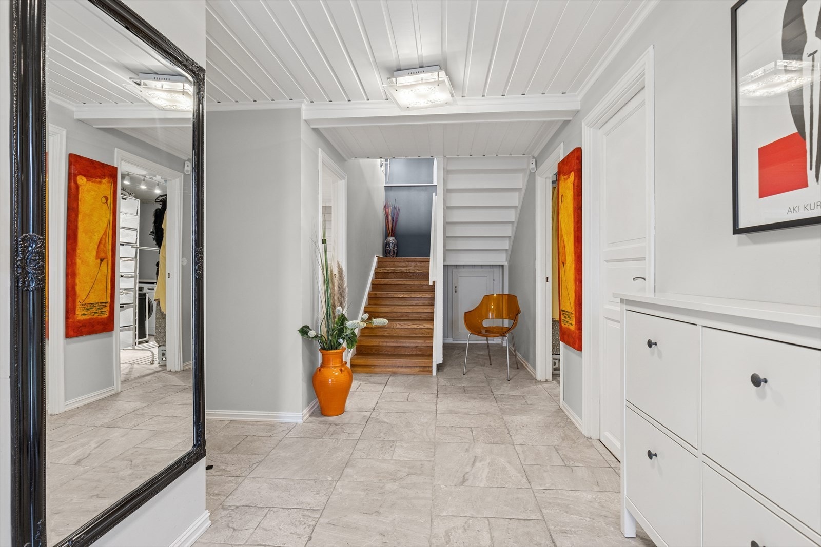 Romslig, flislagt entré. Galleribilde