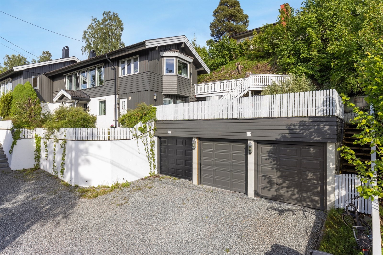 Kjedet enebolig på to plan med garasje. Galleribilde