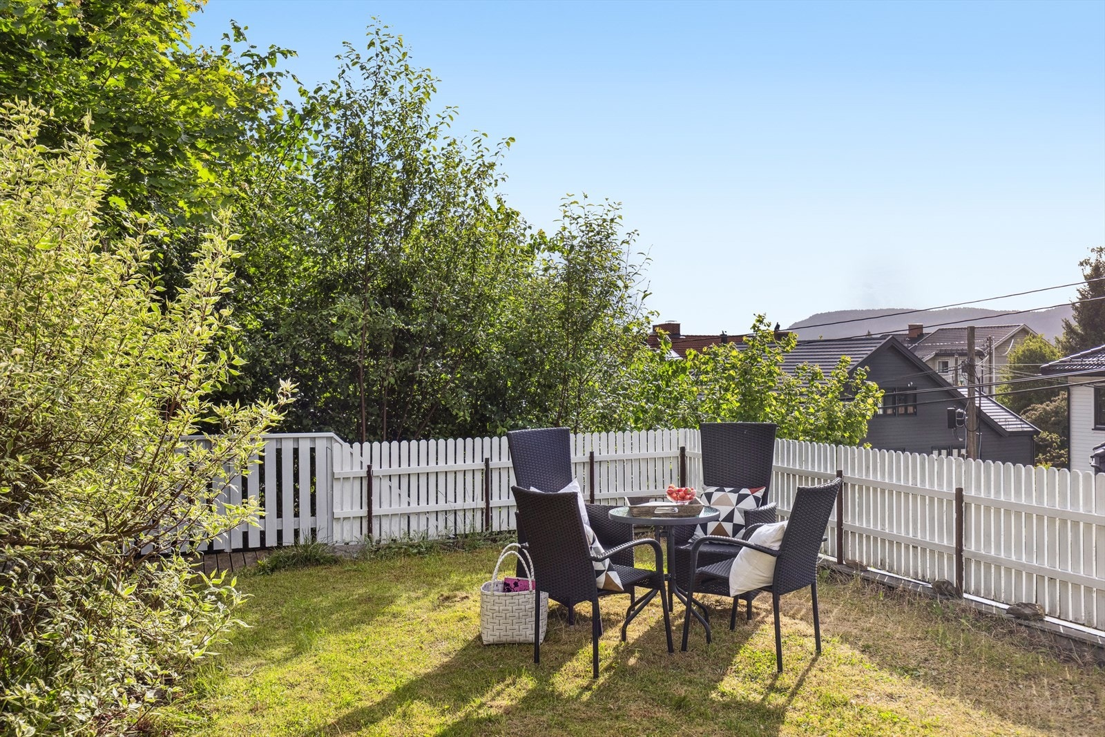 Flat og barnevennlig hage. Galleribilde