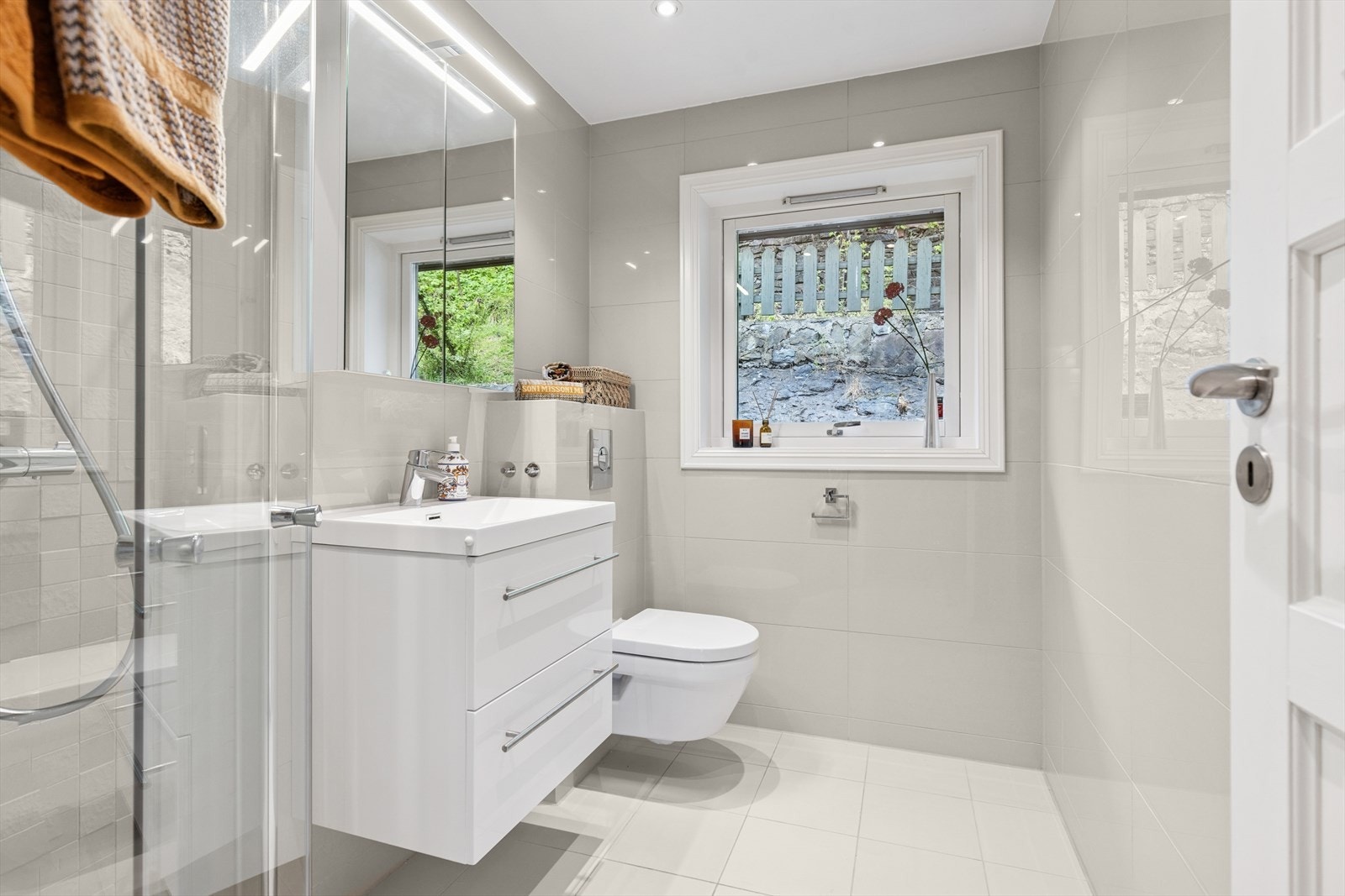 Lekkert flislagt bad. Galleribilde