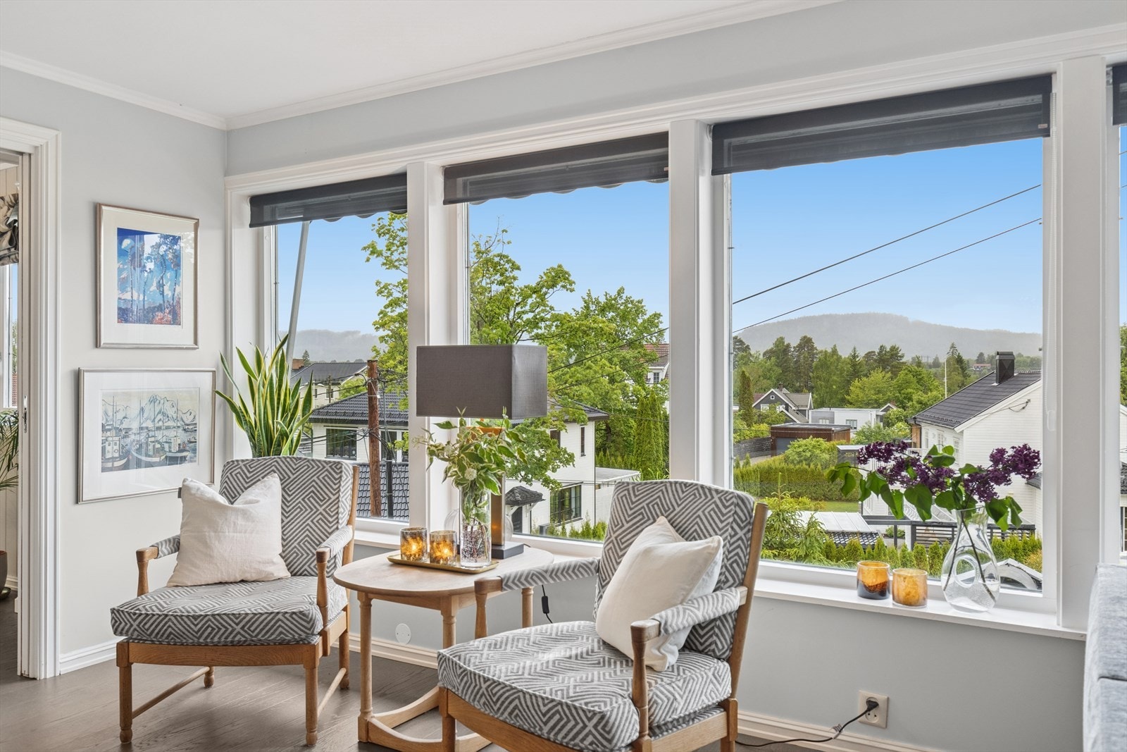 Store vindusflater som gir rikelig med dagslys. Galleribilde