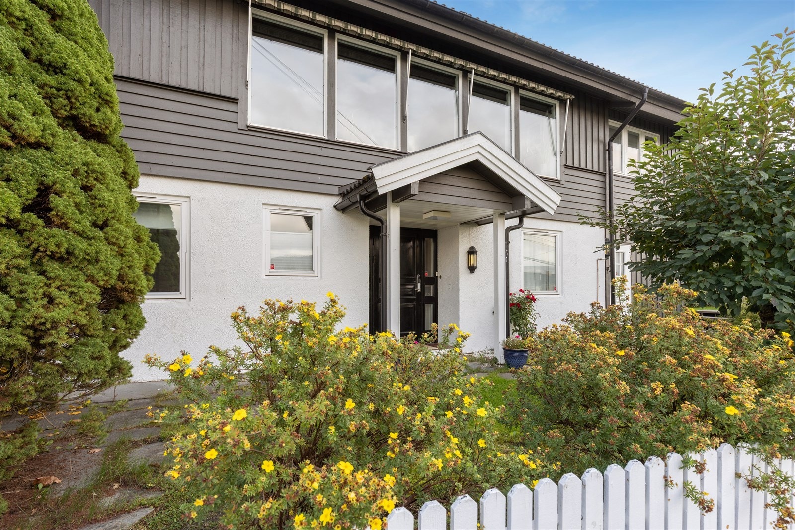 Kort vei til Bekkestua senter, skoler, barnehager og offentlig kommunikasjon. Galleribilde