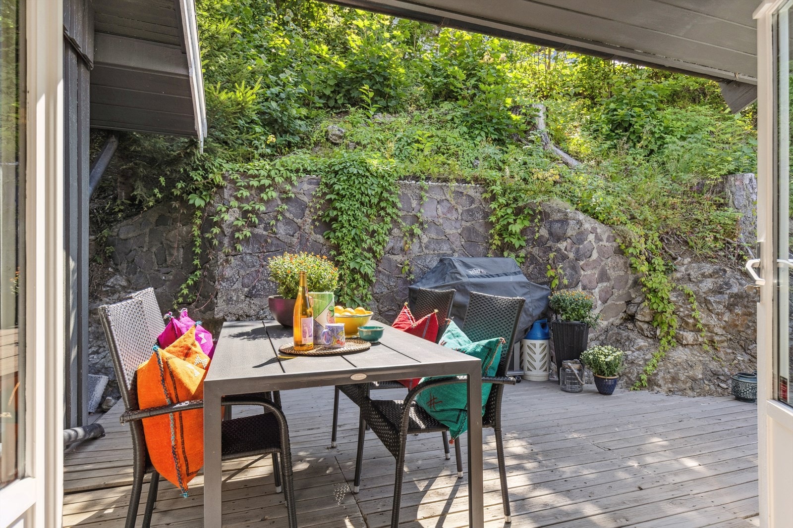 Terrassen blir som en forlengelse av spisestuen om sommeren. Galleribilde