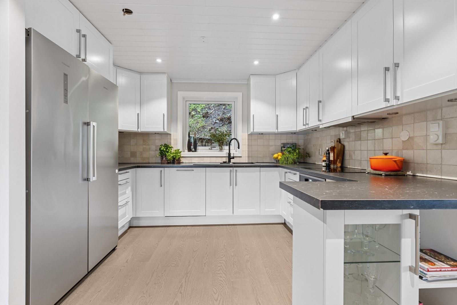 Et praktisk kjøkken med god skap- og benkeplass. Galleribilde