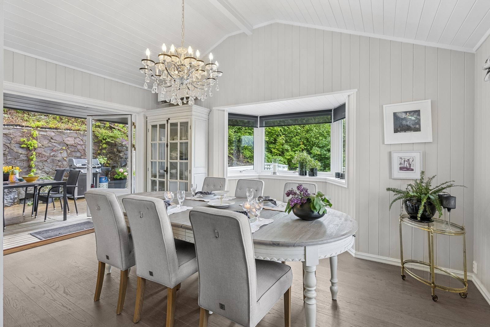 Her er det plass til mange rundt bordet. Galleribilde