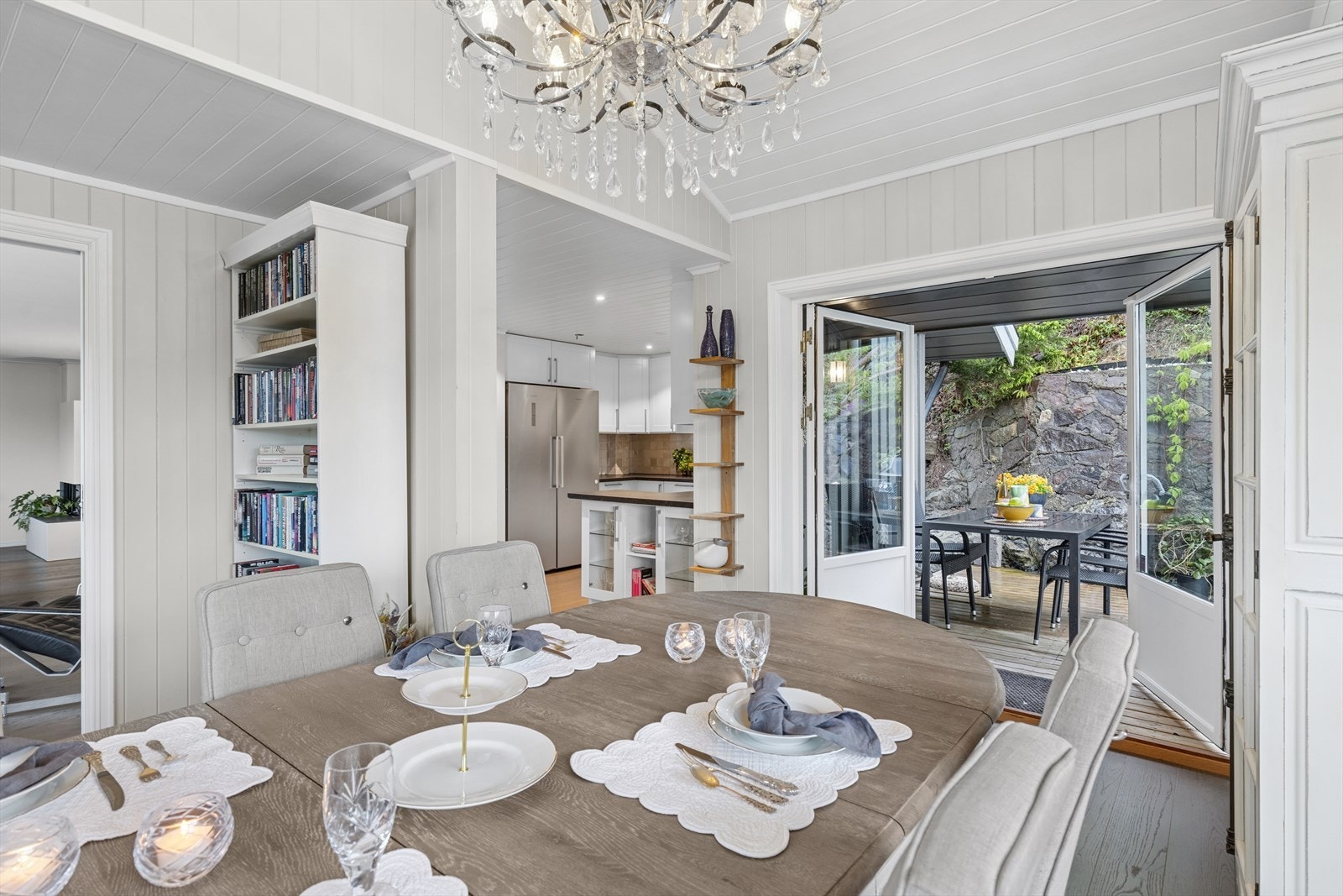 Dobbel terrassedør til solrik terrasse. Galleribilde