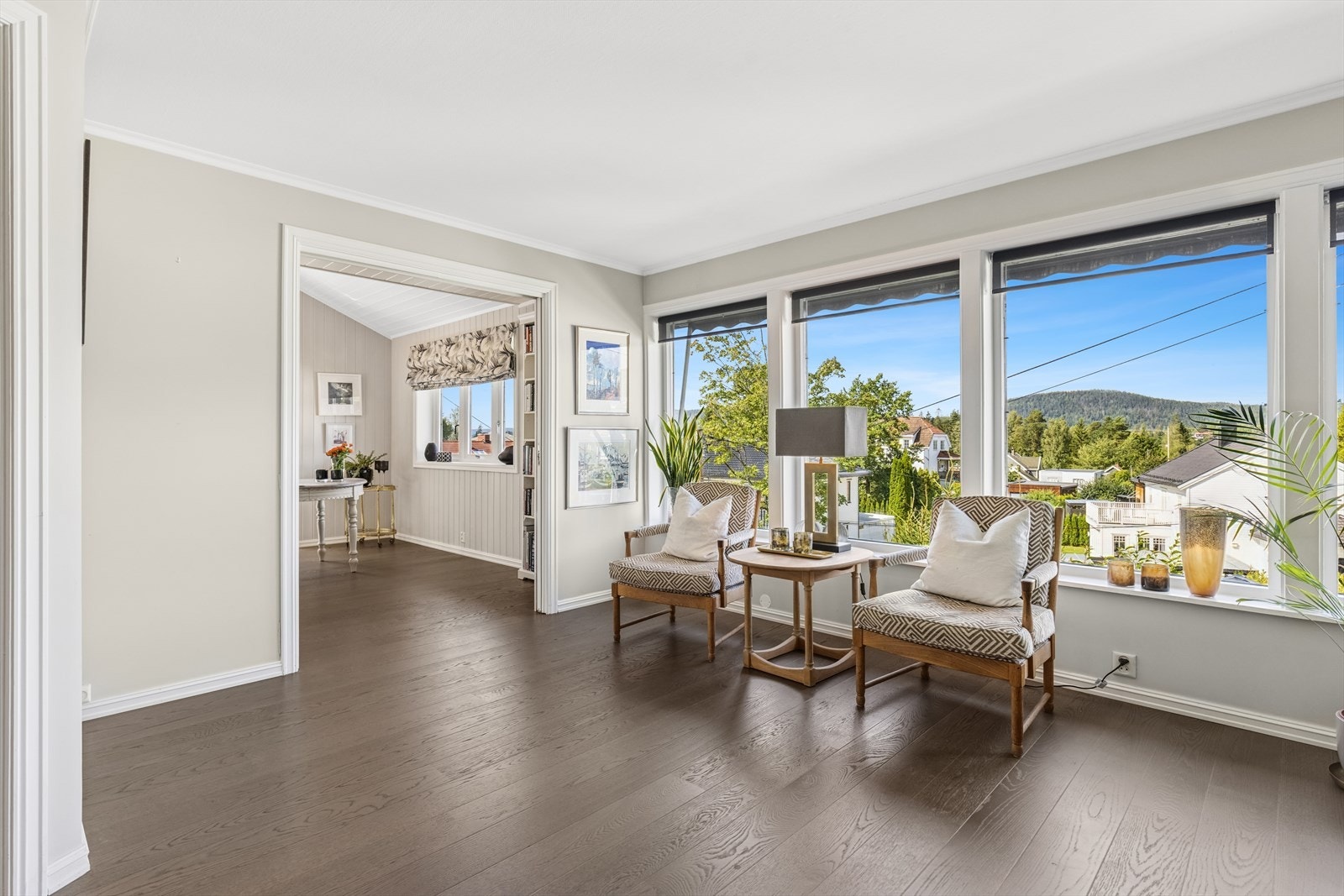 Stor, lys og romslig stue. Galleribilde