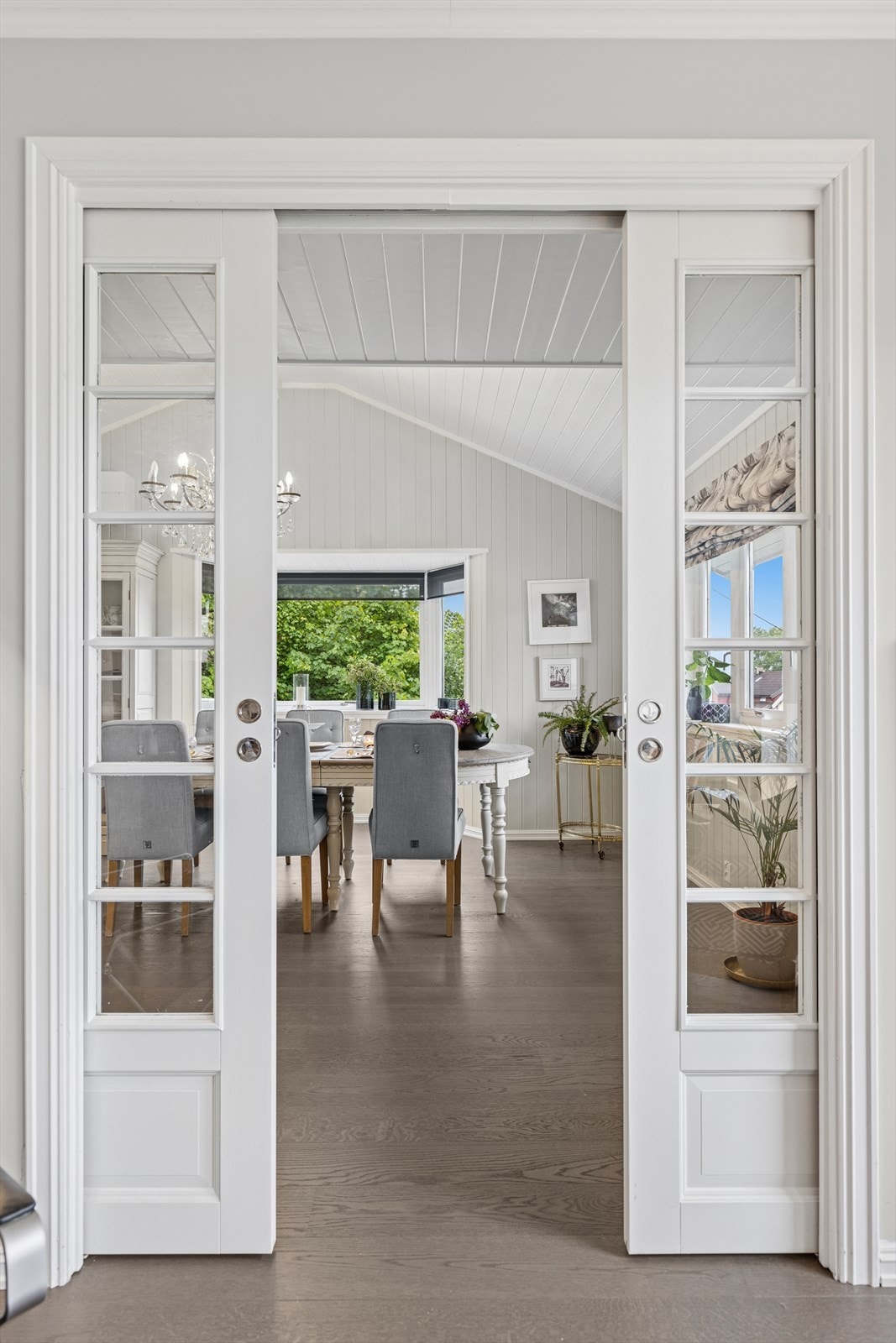 Tofløyet skyvedør inn til spisestuen. Galleribilde
