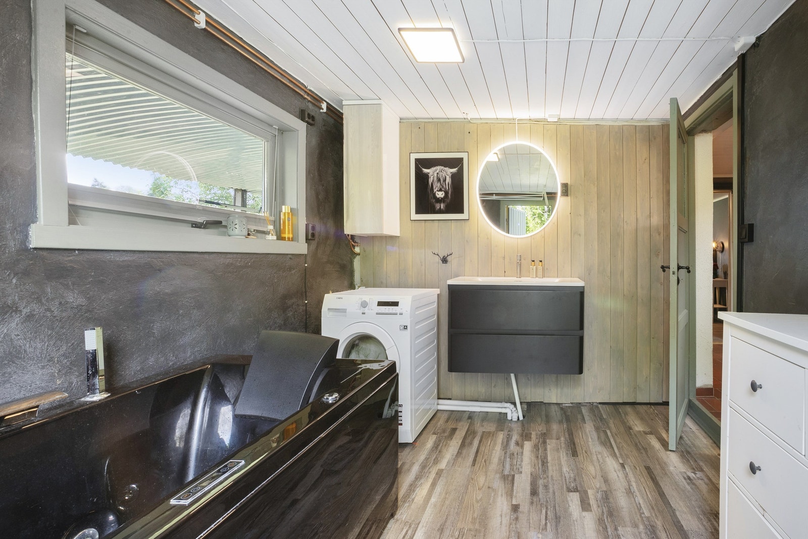 Vaskerom som er innredet med badekar, servant, etc. Galleribilde