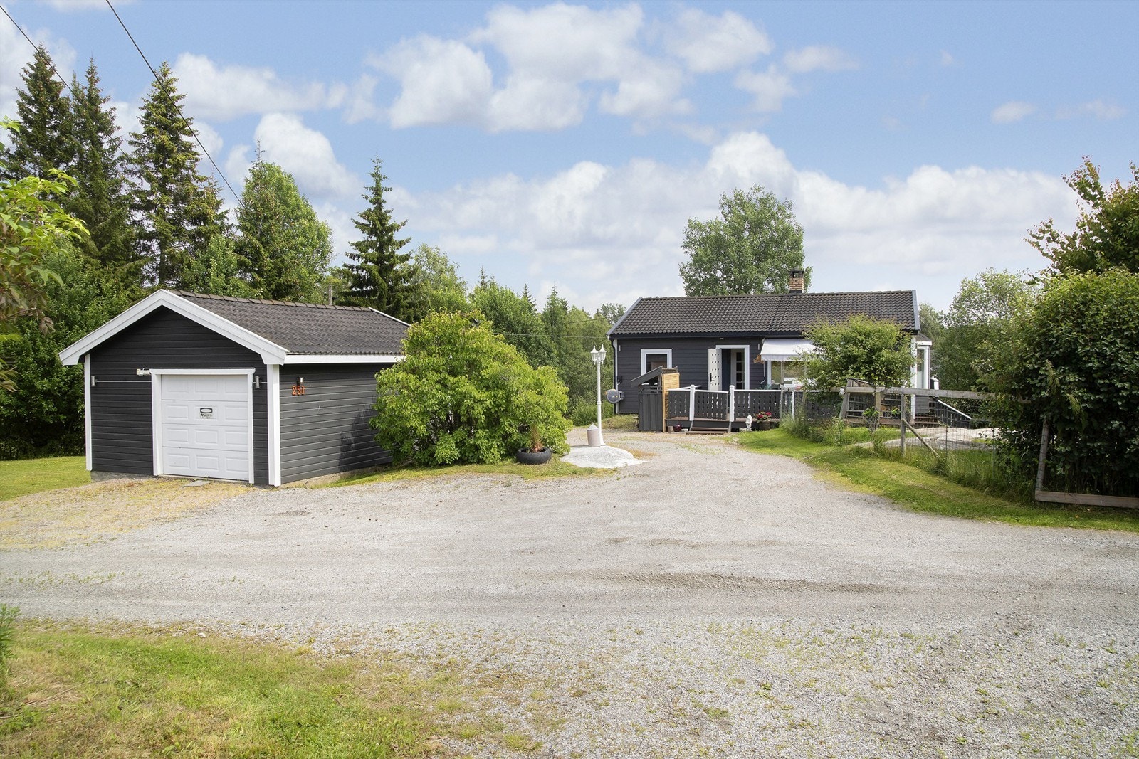 Velkommen til Almenningsveien 251! Innerst i Allmenningen i landbruksområde, kun 10 min. fra sentrum av Ski Galleribilde