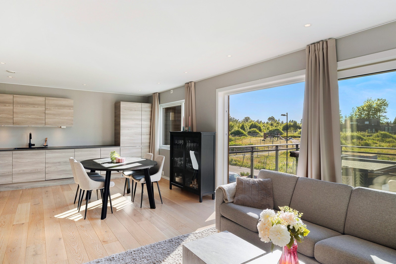 Åpen løsning mellom kjøkken og stue. Galleribilde