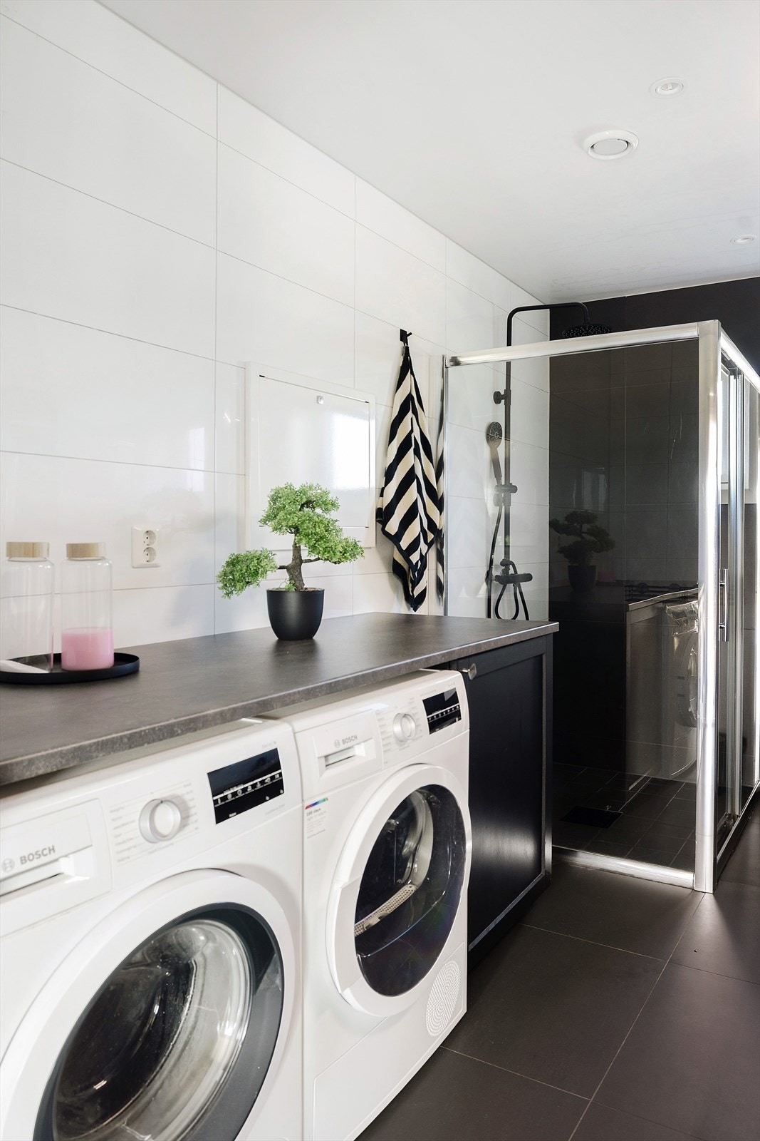 Opplegg for vaskemaskin og tørkemaskin. Galleribilde