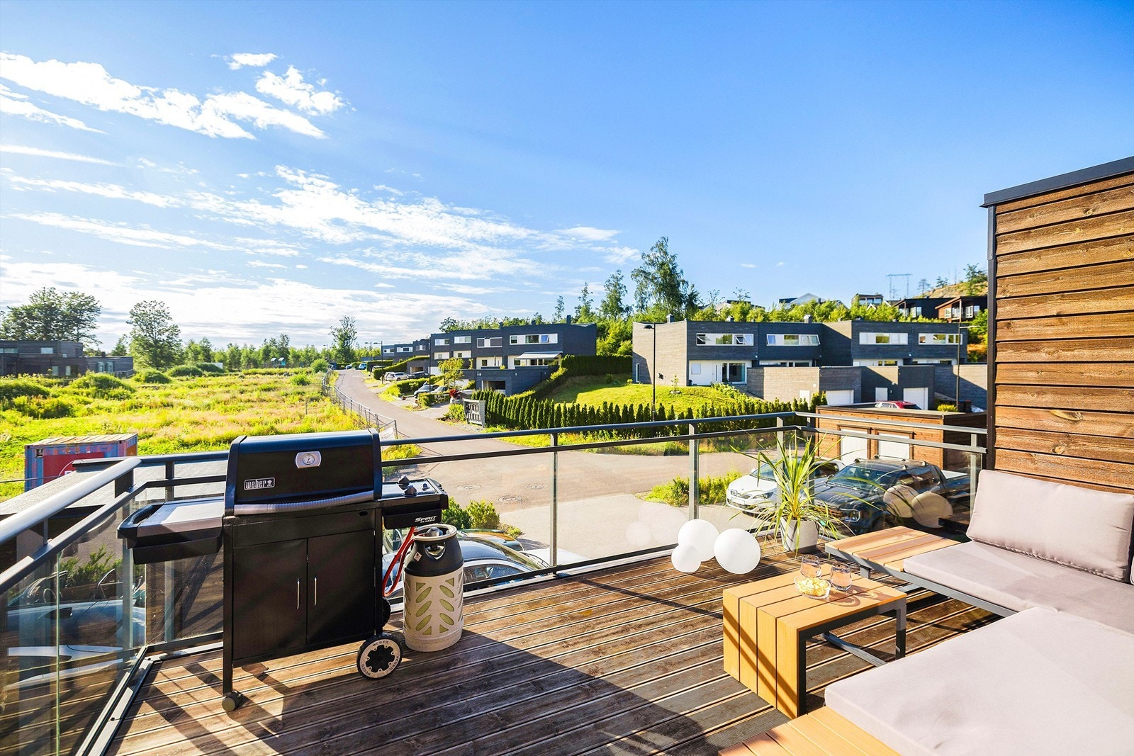 Stor terrasse med gode solforhold! Galleribilde