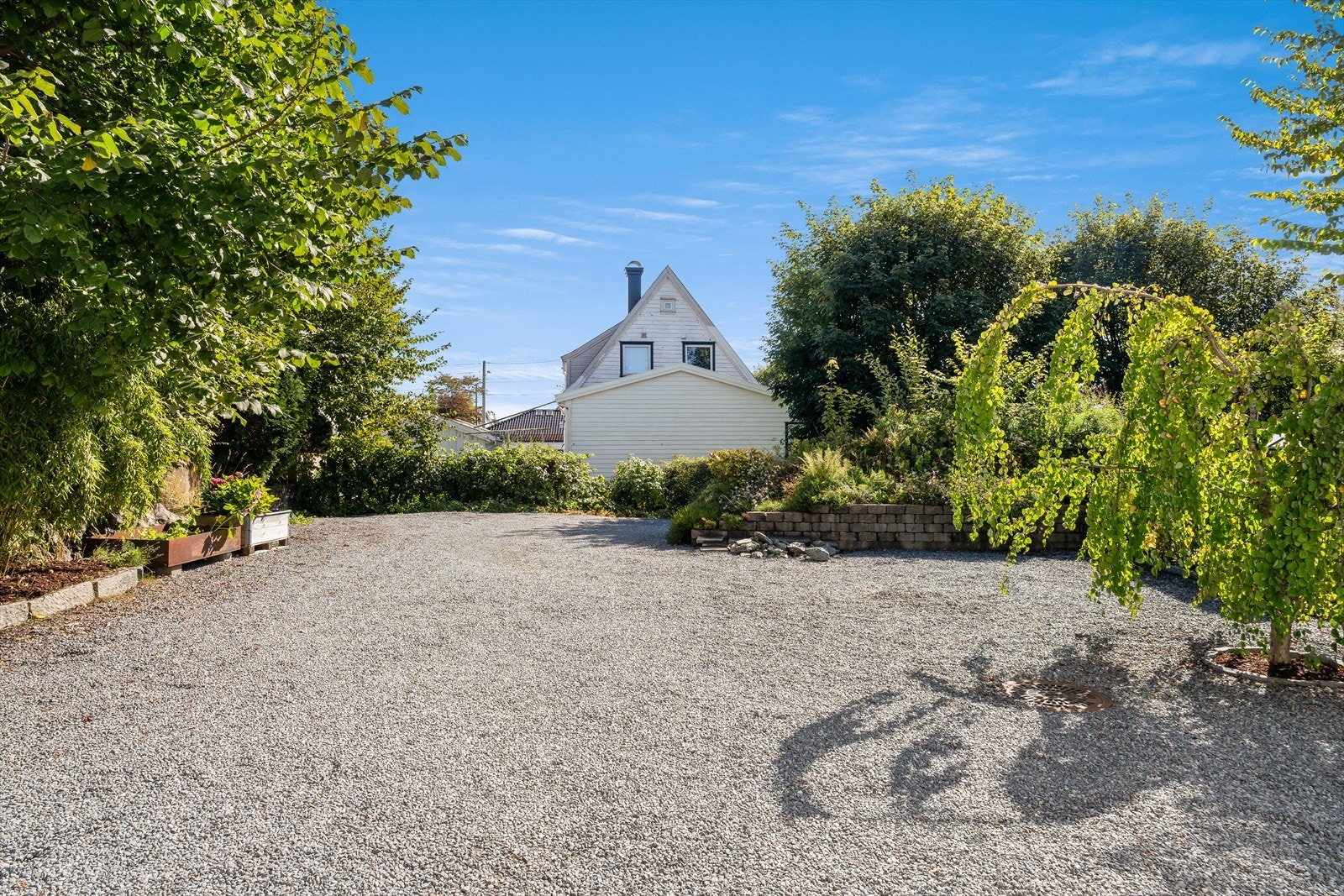 Meget gode parkeringsmuligheter i stort gårdstun Galleribilde