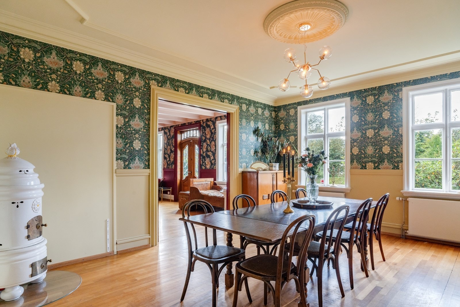 Pen spisestue med fyringsmuligheter Galleribilde