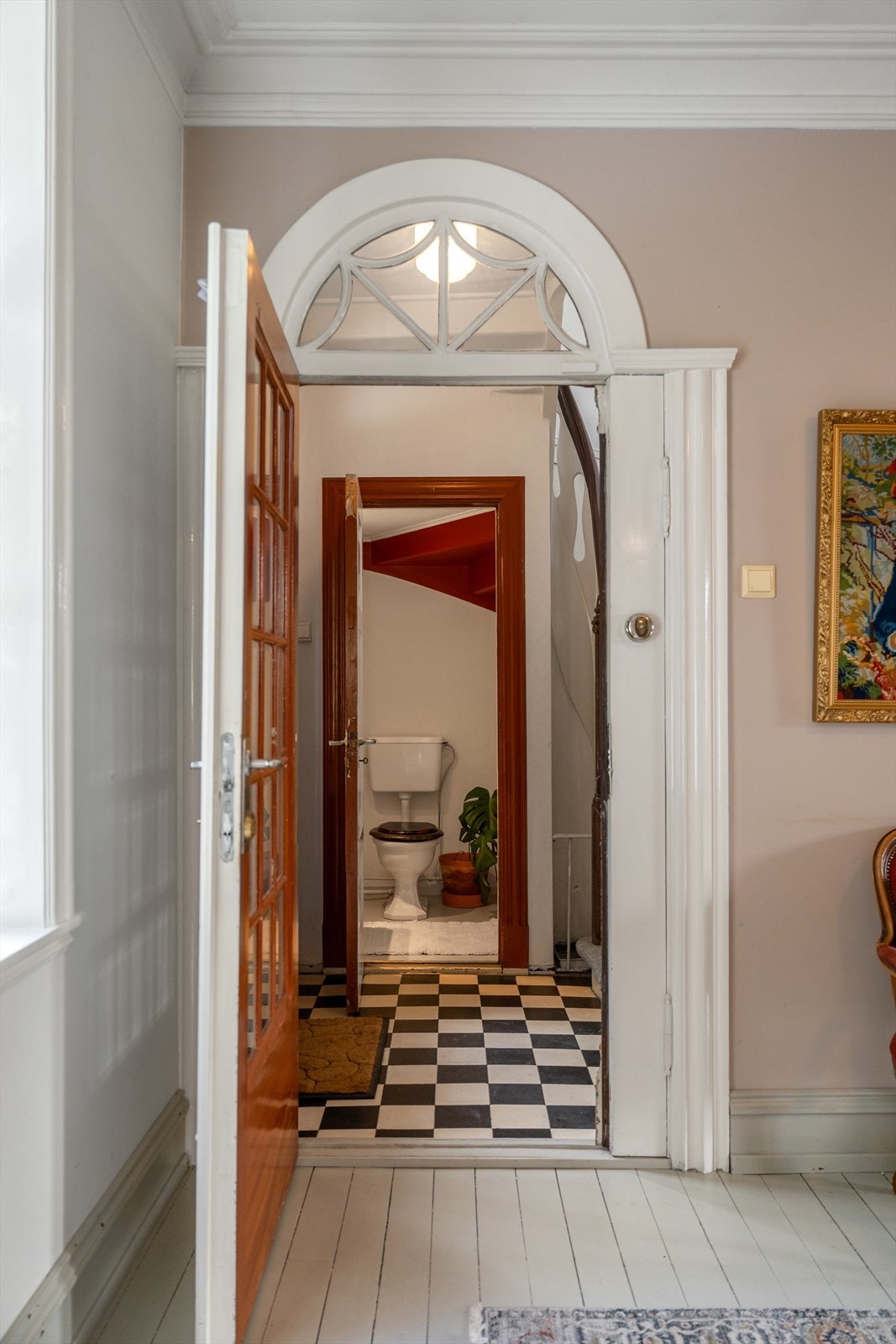 Enkel entre som leder videre til innbydende hall, gjestetoalett og trapp til øvre plan Galleribilde