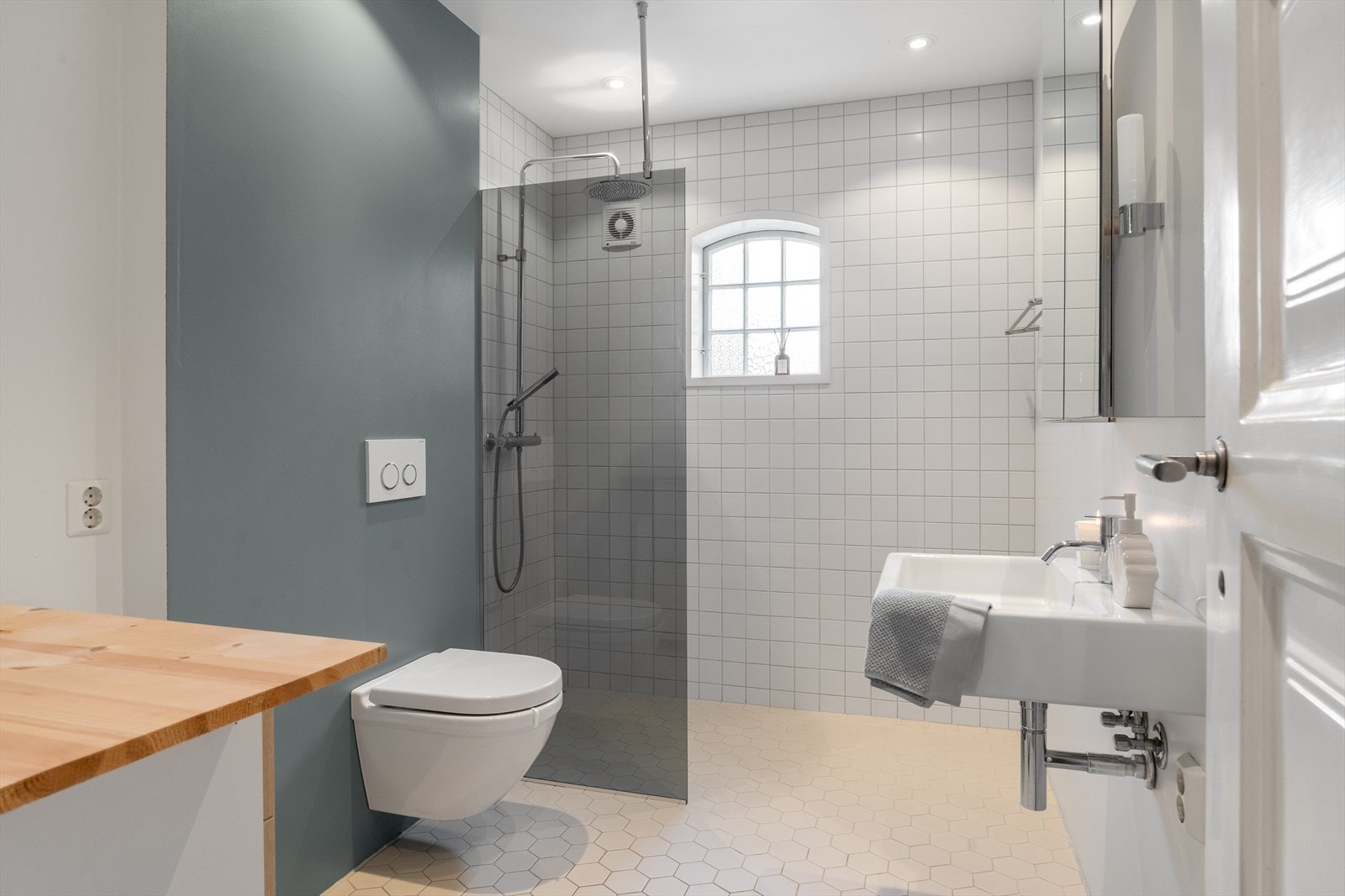 Bad i første etasje (2015) Galleribilde