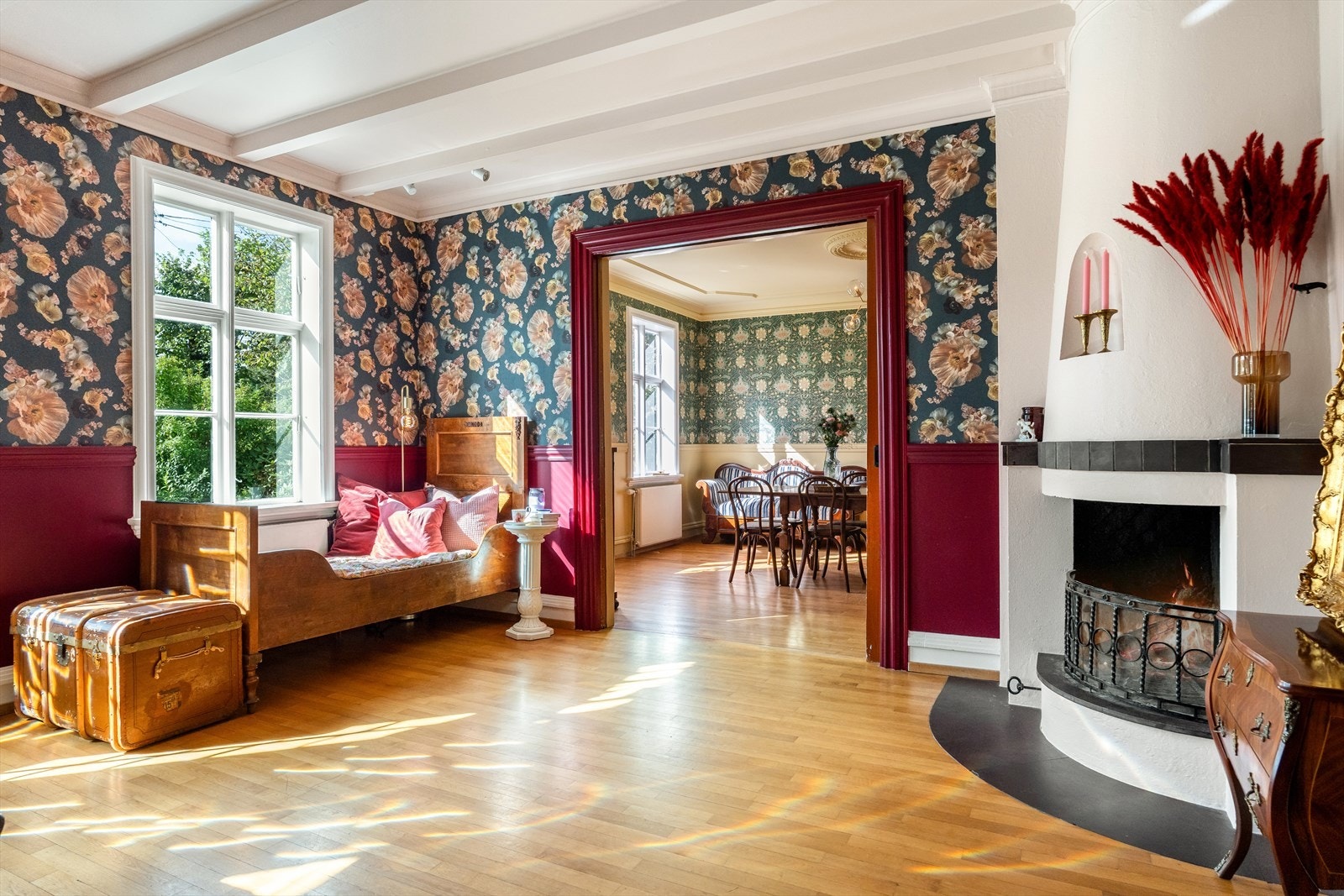 Stuen har peis til oppvarming på kjølige dager Galleribilde