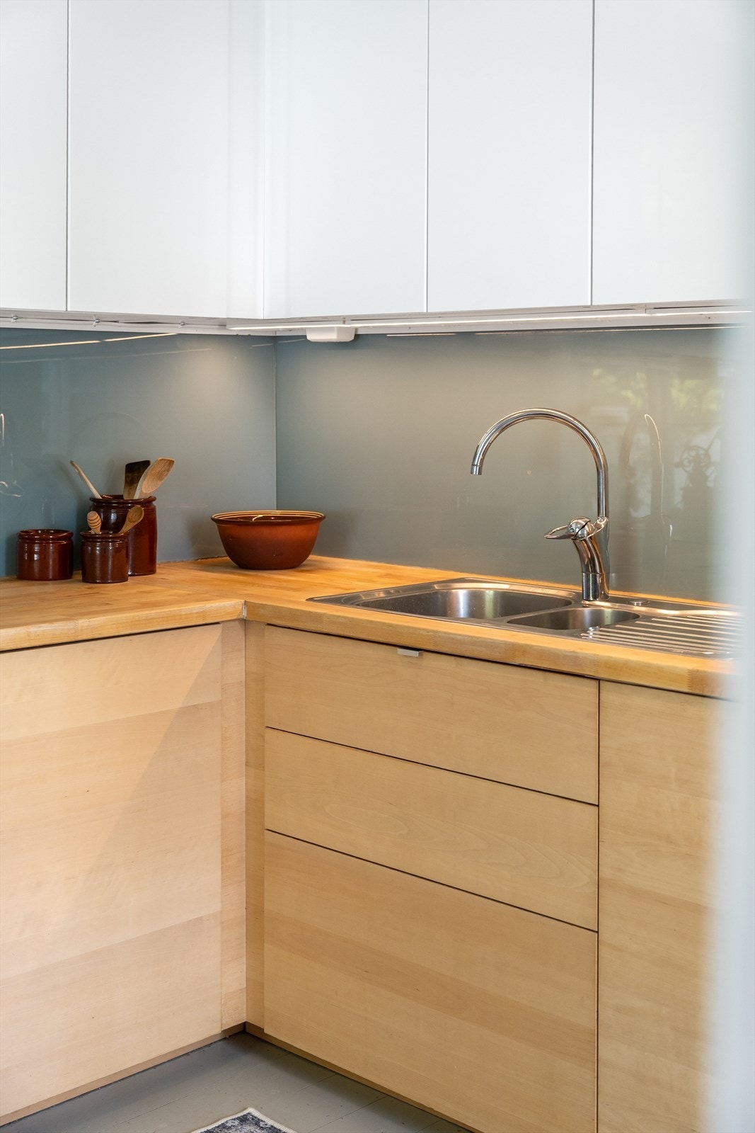 Backsplash mellom over og underskap for enklere renhold Galleribilde