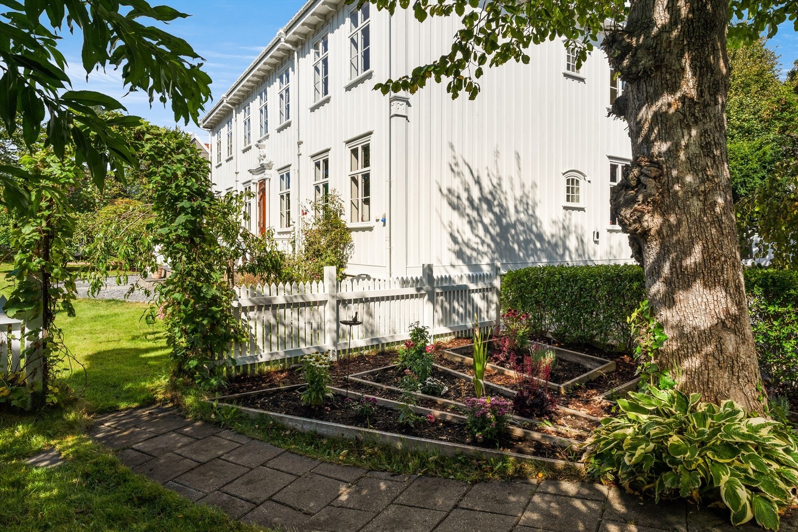 Kjøkkenhage med drivhus Galleribilde