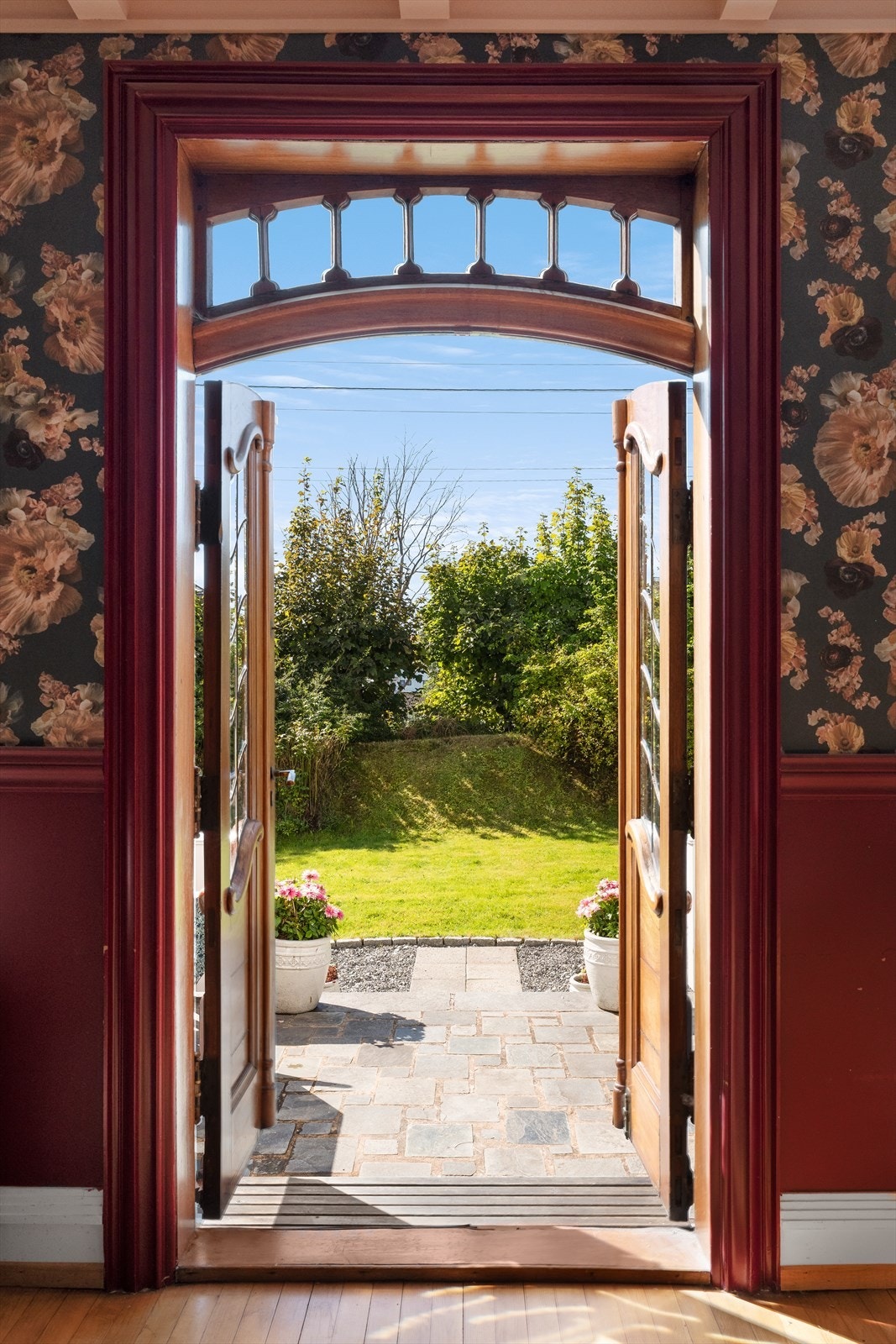 Fra stuen har en utgang til herlig terrasse med en herskapelig utførelse Galleribilde