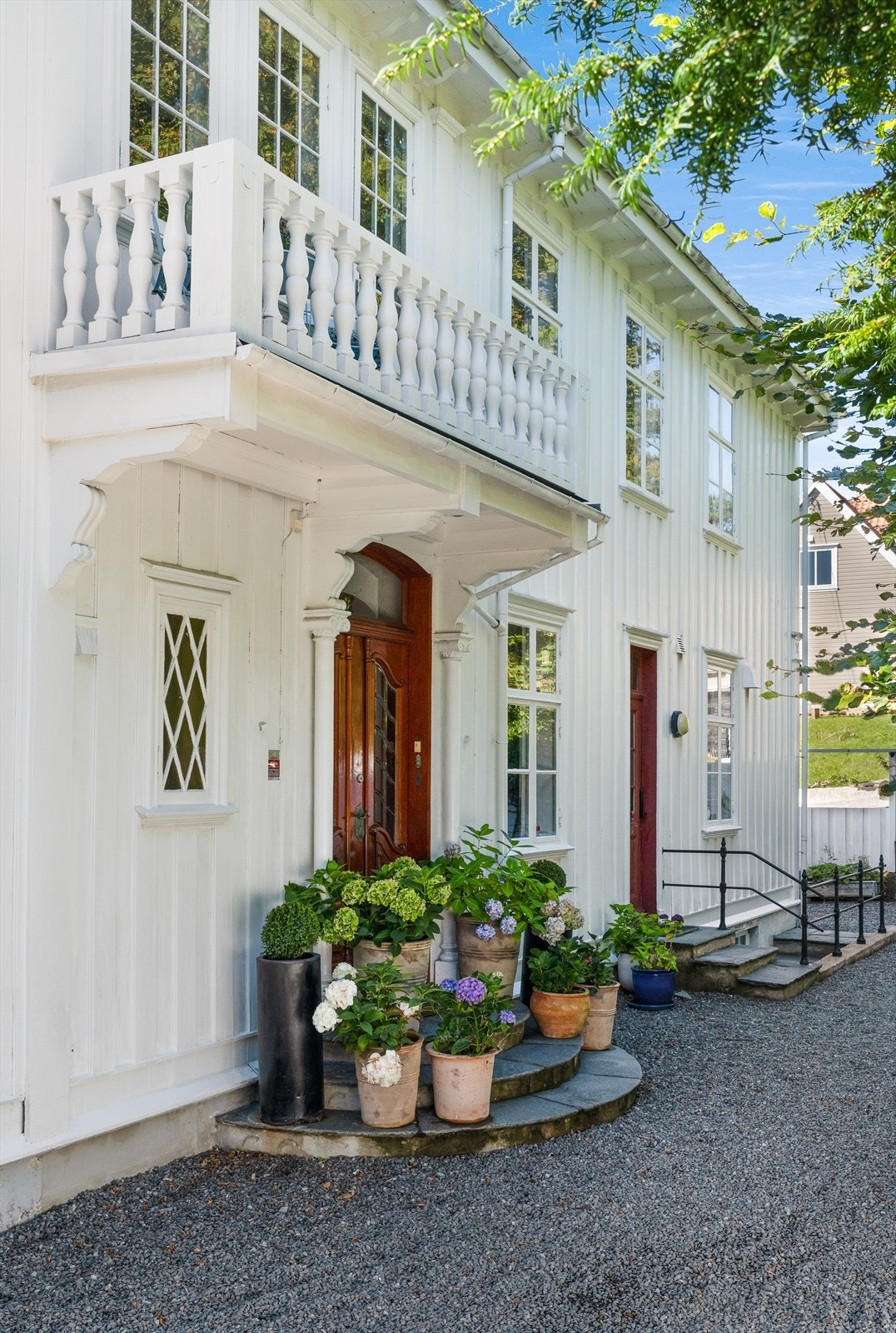 Bygningen har teak hovedytterdører Galleribilde