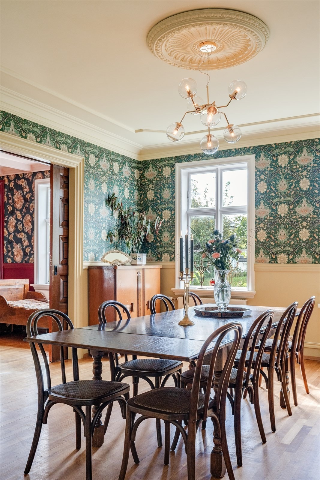 Stuen har en autentisk sjarm med utskjæringer i tak, takrosett og generelt en lys og behagelig romfølelse Galleribilde