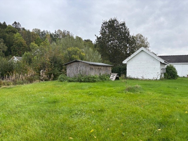 Garasje, og uthus som står på tomten må rives før eiendommen kan bebygges Galleribilde