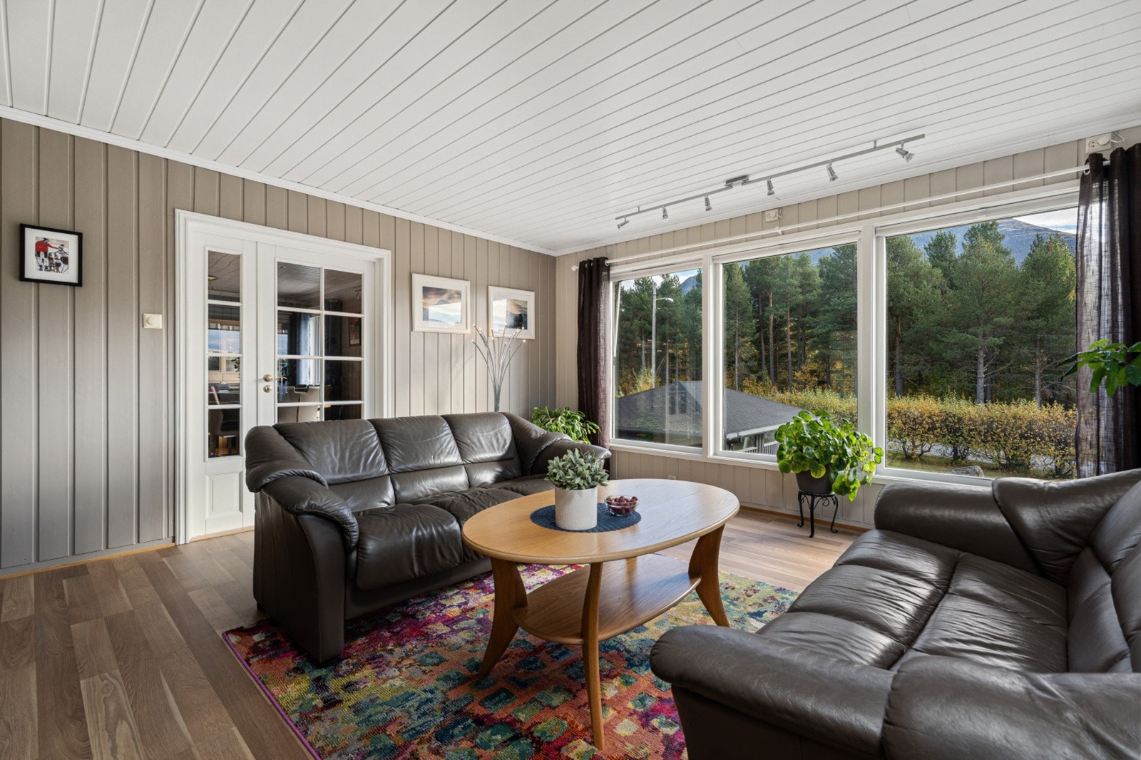 Dør mellom stue og spisestuen Galleribilde