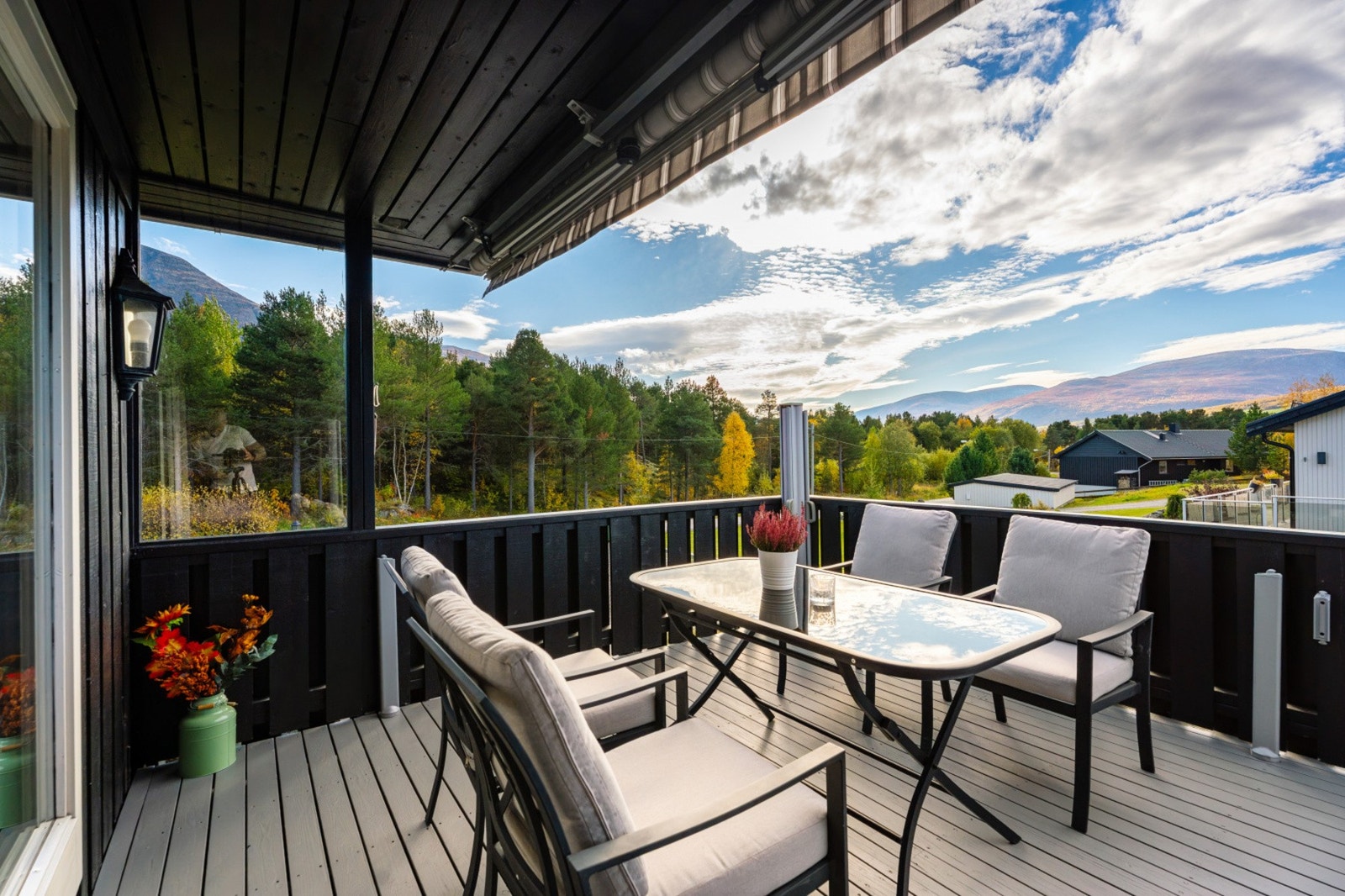 Delvis takoverbygd terrasse samt markise Galleribilde