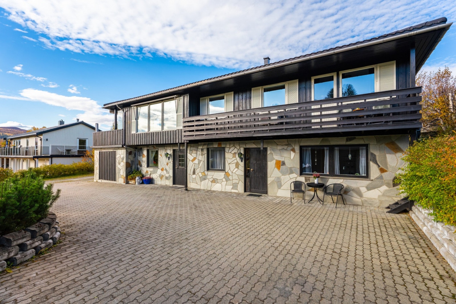 Stor gårdsplass med rikelig plass for kjøretøy eller lignende Galleribilde