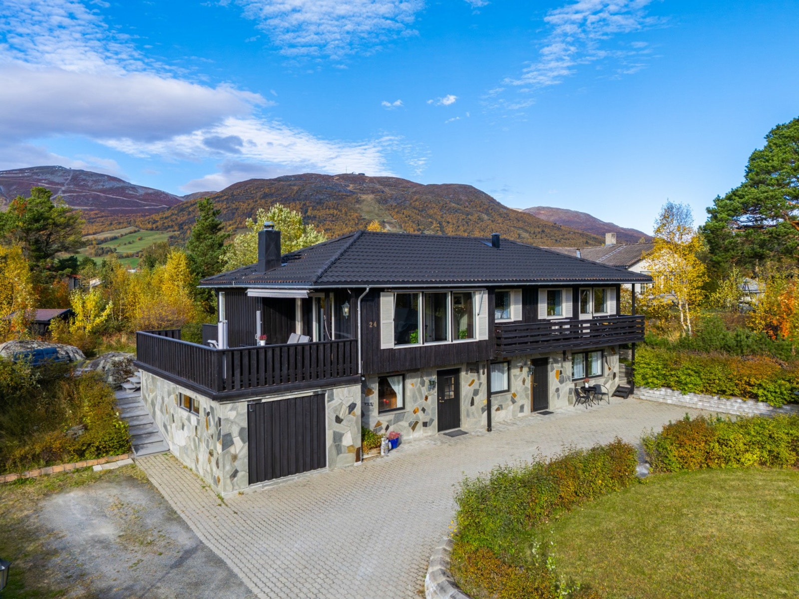 Boligen er omkranset av en tomt på over 1,6 mål. Godt med plass til gårdsplass og hage. Galleribilde