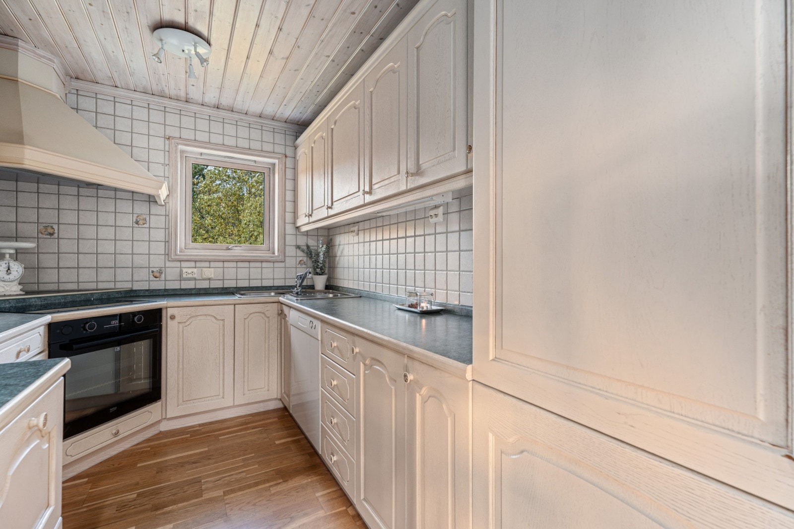 Modernisert i nyere tid med ny platetopp og stekeovn Galleribilde