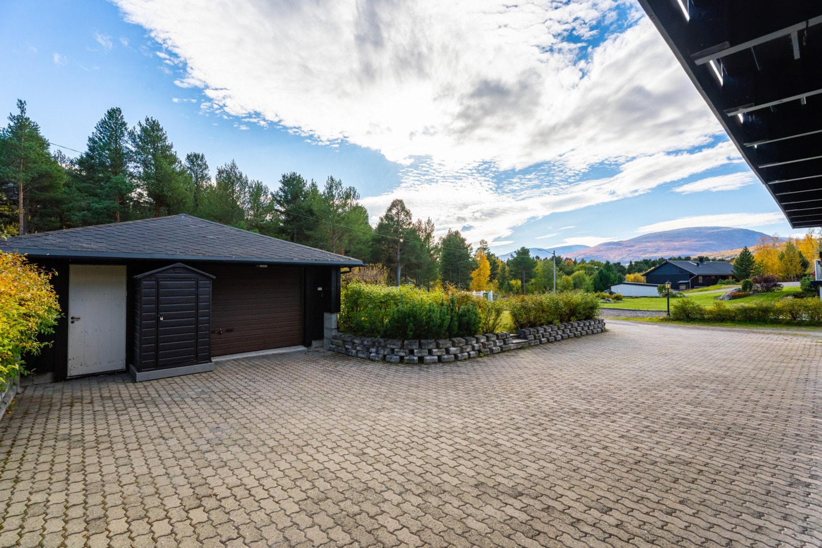 Garasje med plass til bil og godt med lagerplass Galleribilde