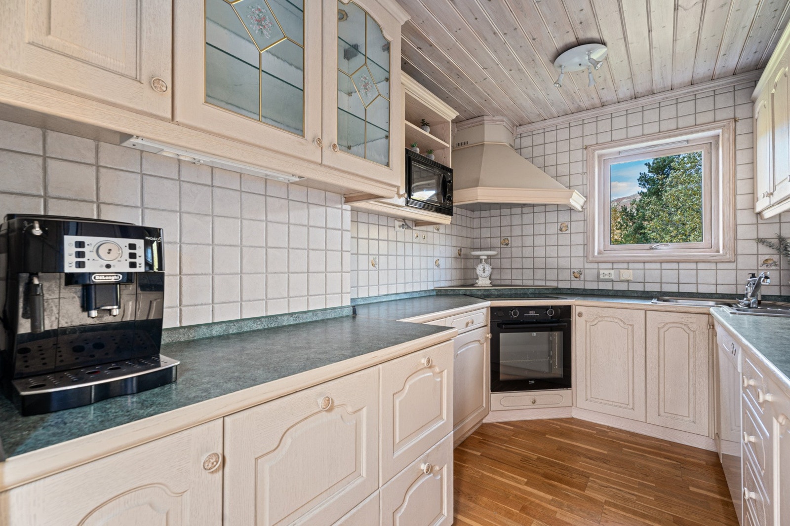 Kjøkkeninnredning med fronter i lysnet eik. Galleribilde