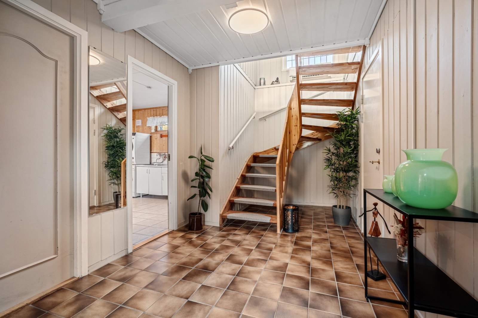 Romslig entre. Til høyre er det en dør til utleidel som er låst av. Galleribilde