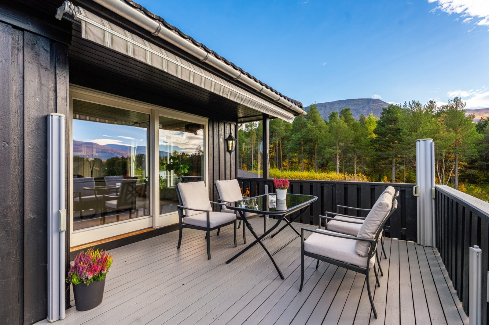 Solrik terrasse med fin utsikt Galleribilde