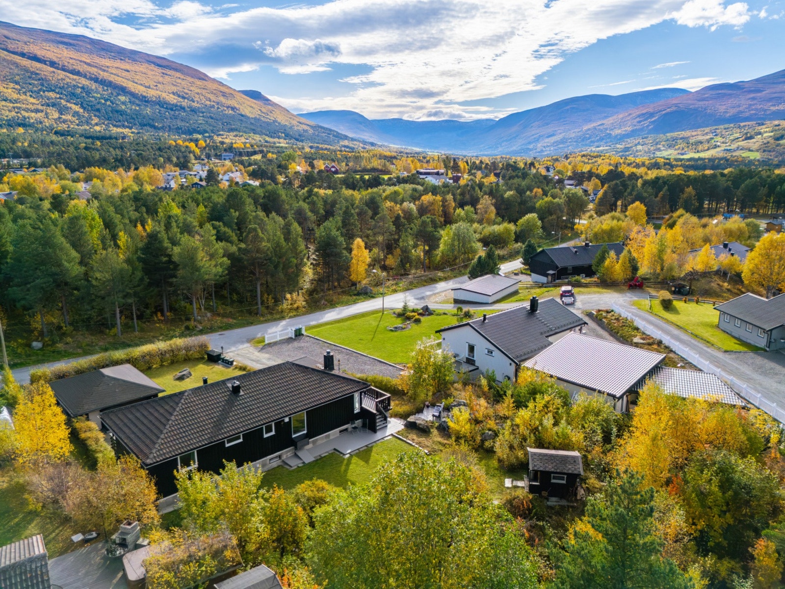 Veletablert, solrikt, rolig og barnevennlig boområde med gode friarealer og badeplass Galleribilde