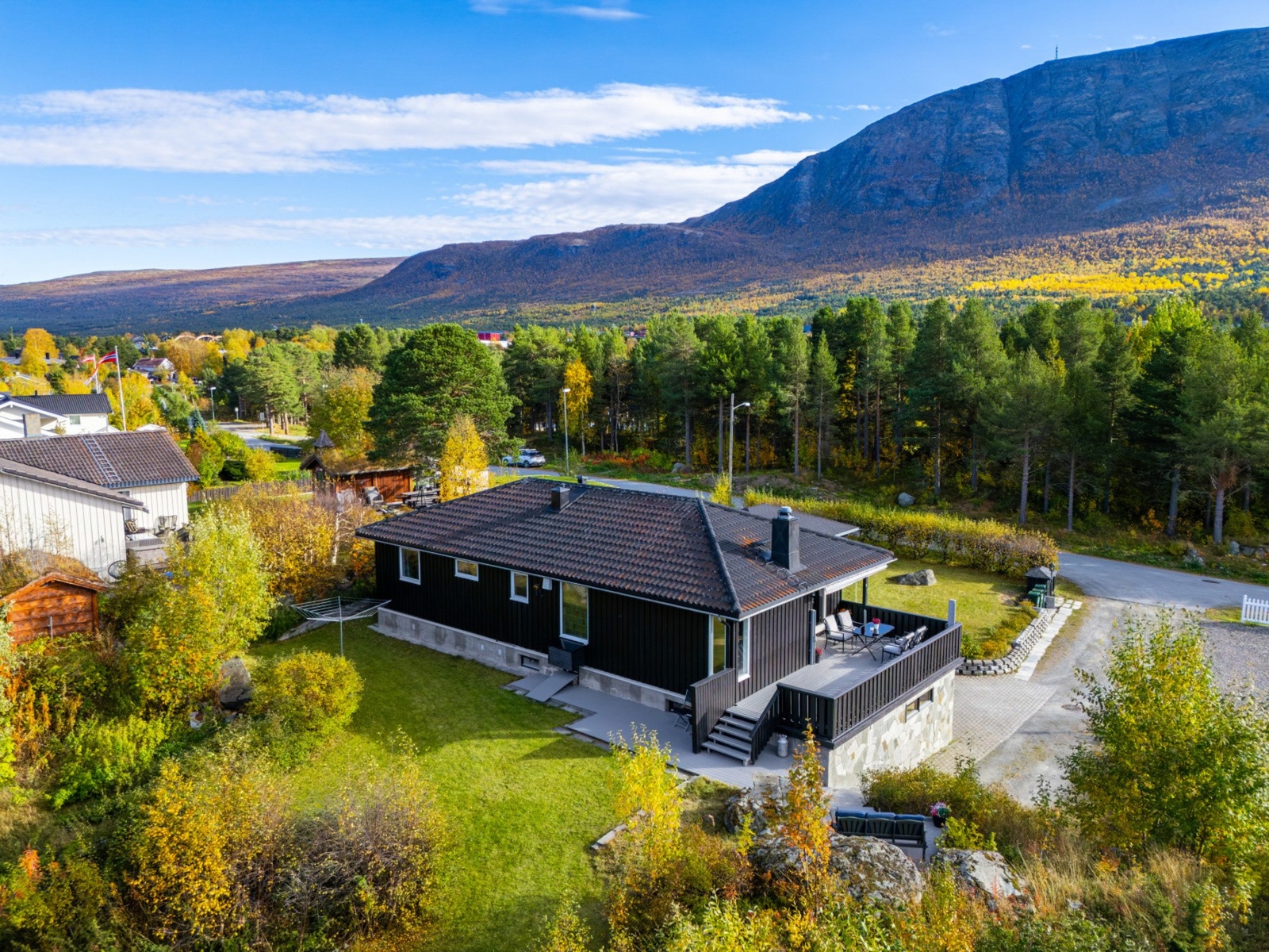 Deler av baksiden består av plen og naturtomt. Direkte adkomst til plen fra terrassen Galleribilde