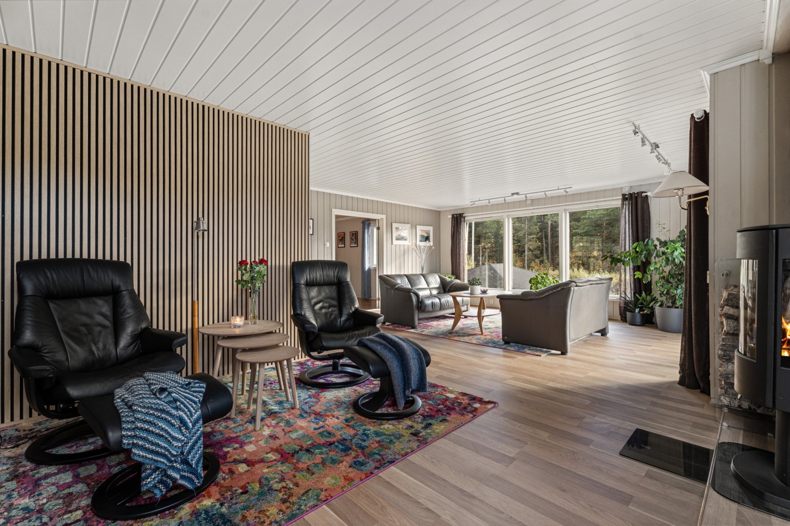 Stua har plass til flere sittegrupper. Modernisert med spilevegg. Galleribilde