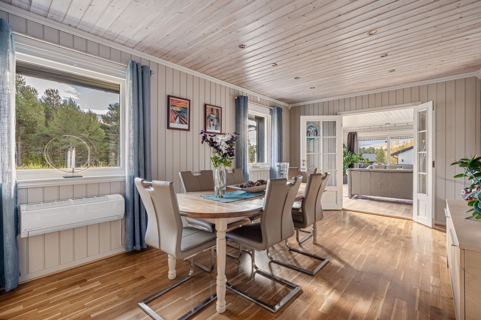 Spisestue med god plass for spisemøbler Galleribilde