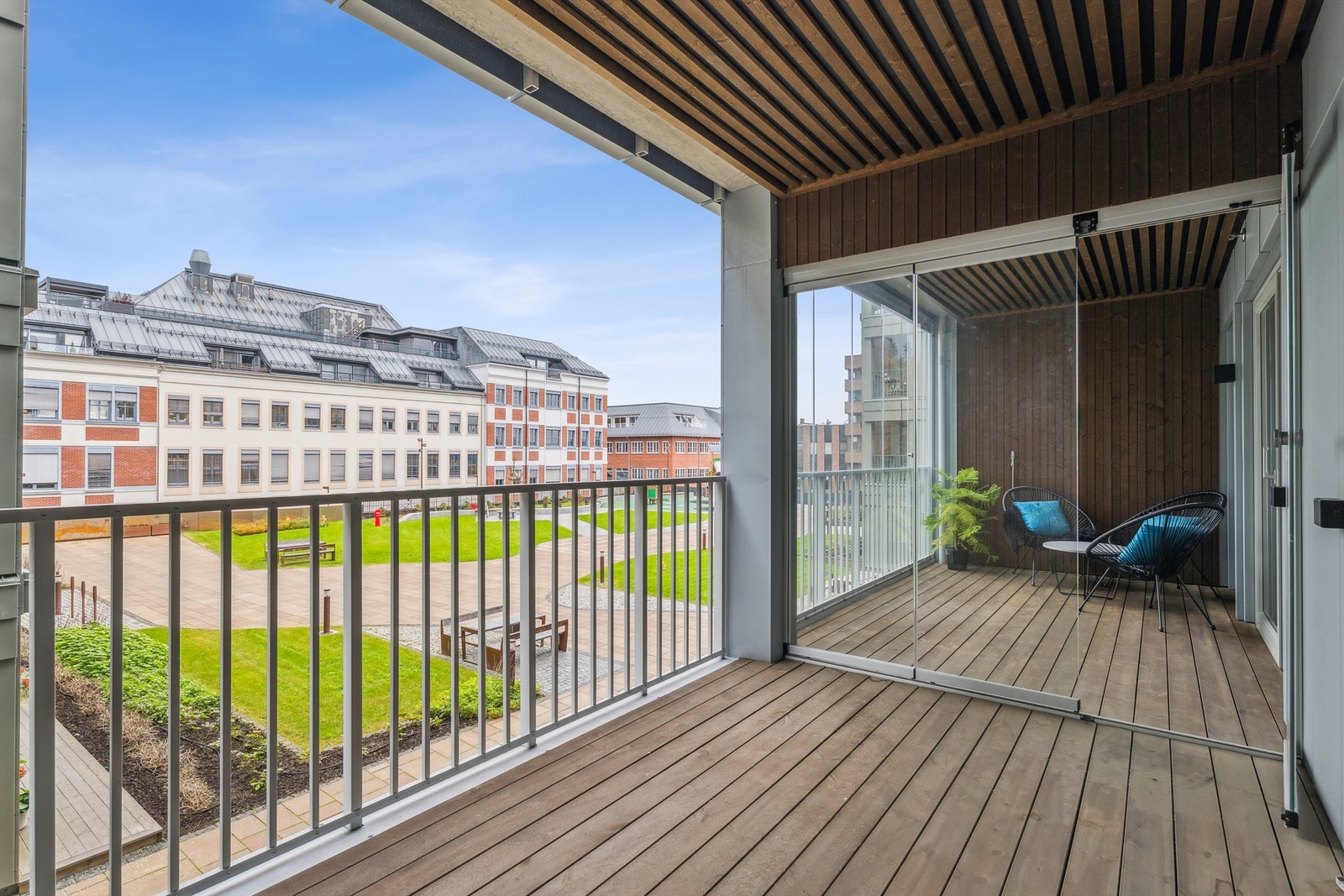 Balkongen vender mot vest og har utsikt over de pent opparbeidede fellesarealene. Galleribilde