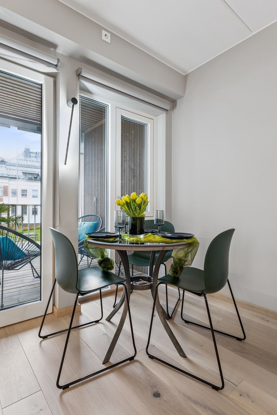 Ved vinduene er det en naturlig plassering for en spiseplass. Galleribilde