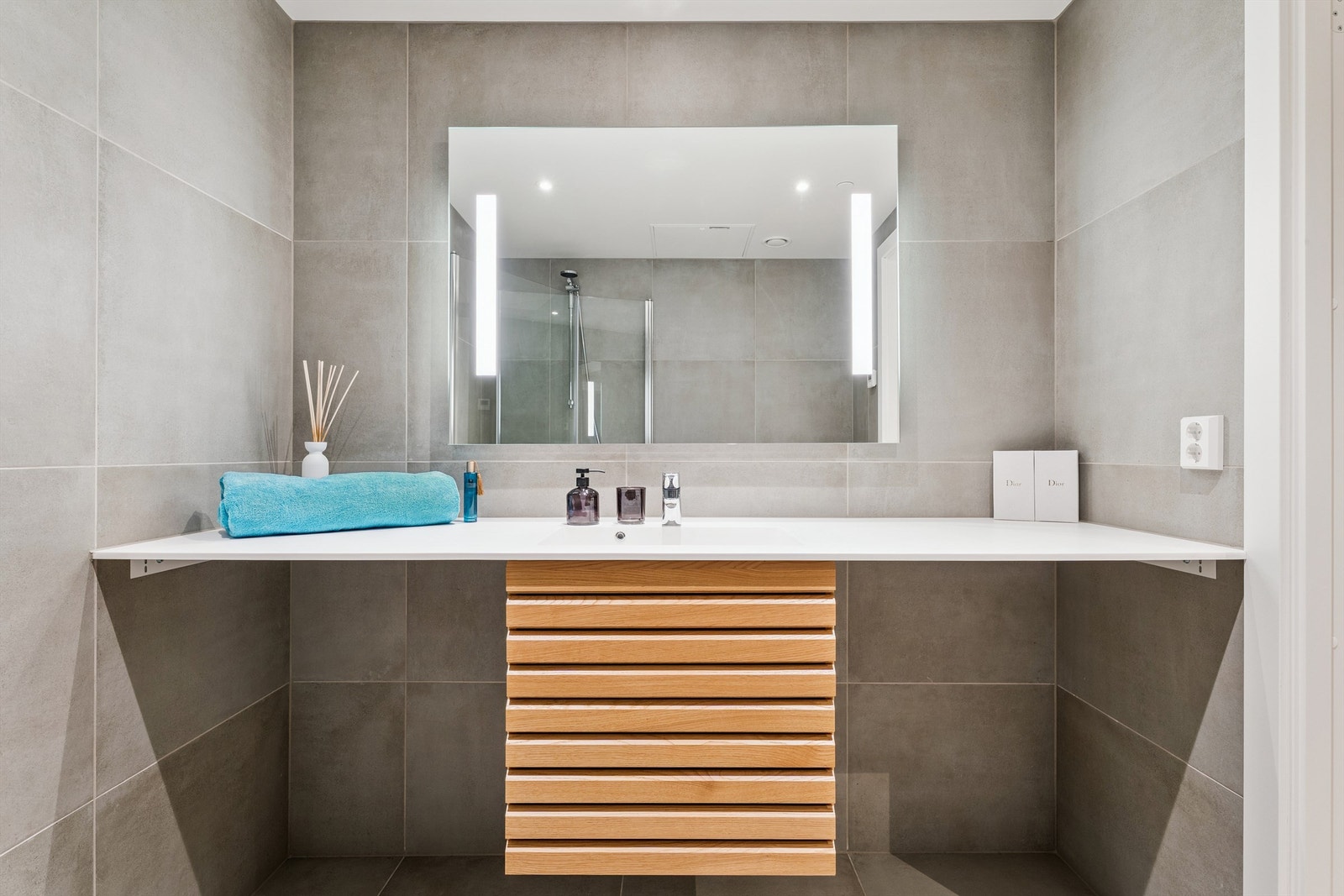 Badet er helfliset med en moderne innredning og behagelig varme i gulvet. Galleribilde