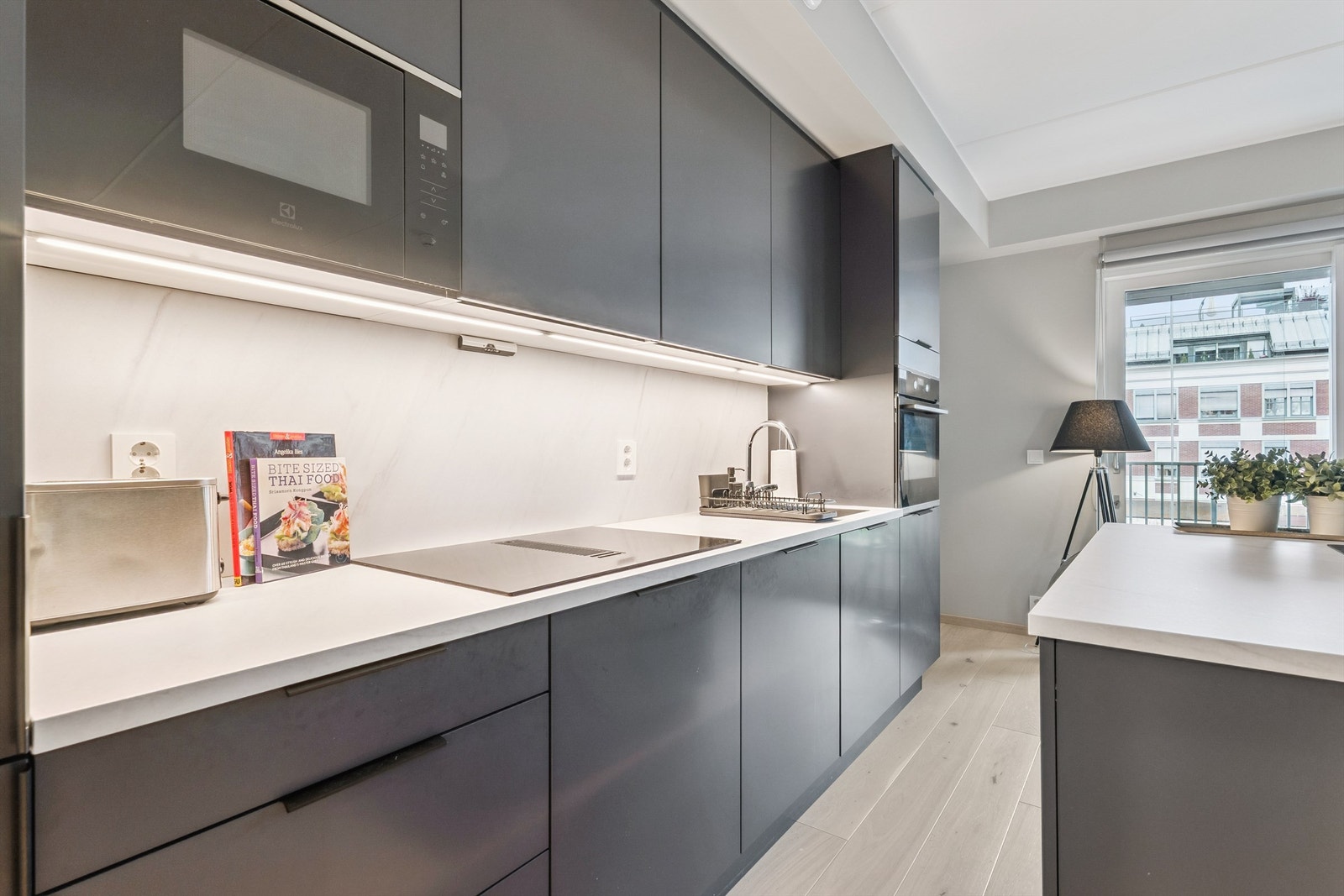 God benkeplass og belysning under overskapene gir fine arbeidsforhold på kjøkkenet. Galleribilde