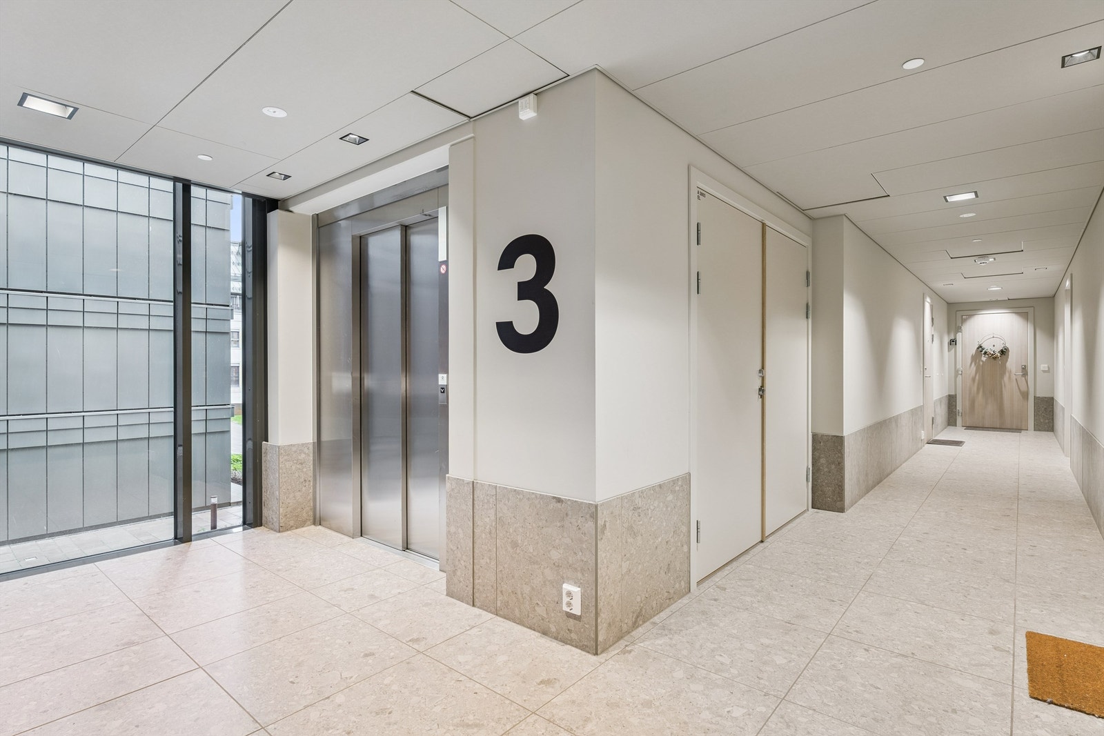 Leiligheten ligger i 3. etasje med enkel adkomst via heis fra felles inngangsparti og garasje. Galleribilde