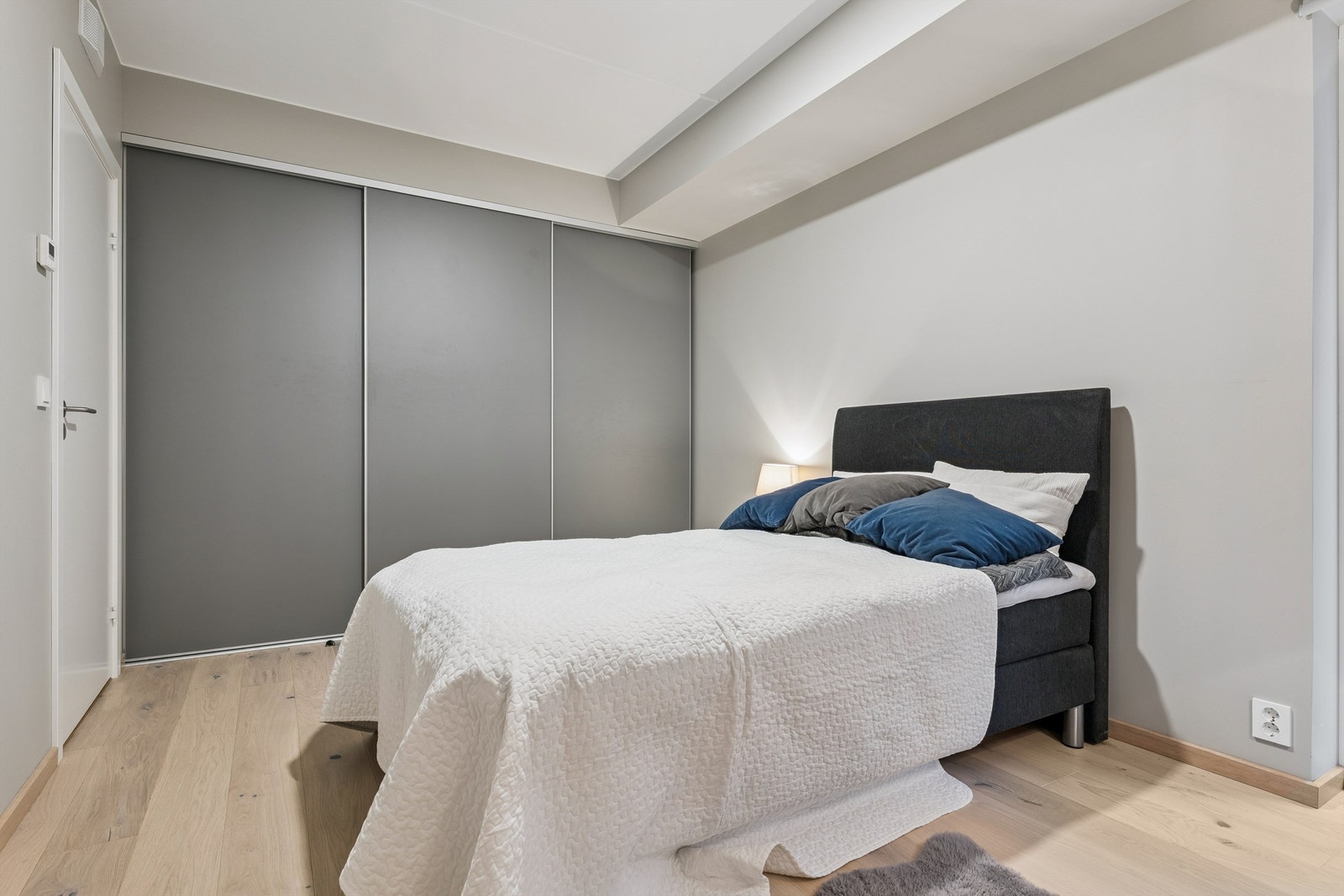 En stor skyvedørsgarderobe gir rikelig med oppbevaringsplass på hovedsoverommet. Galleribilde